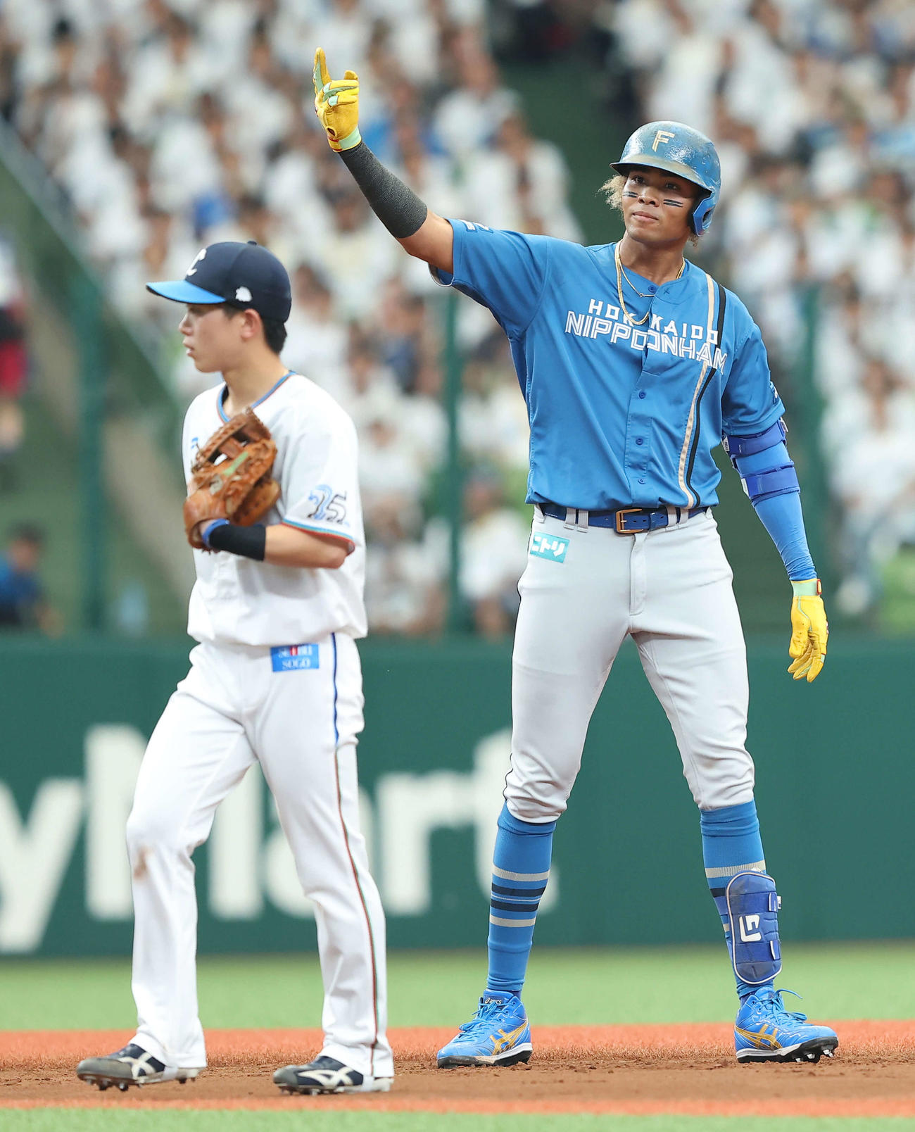 身長193cmの水谷瞬と並んだ滝沢夏央