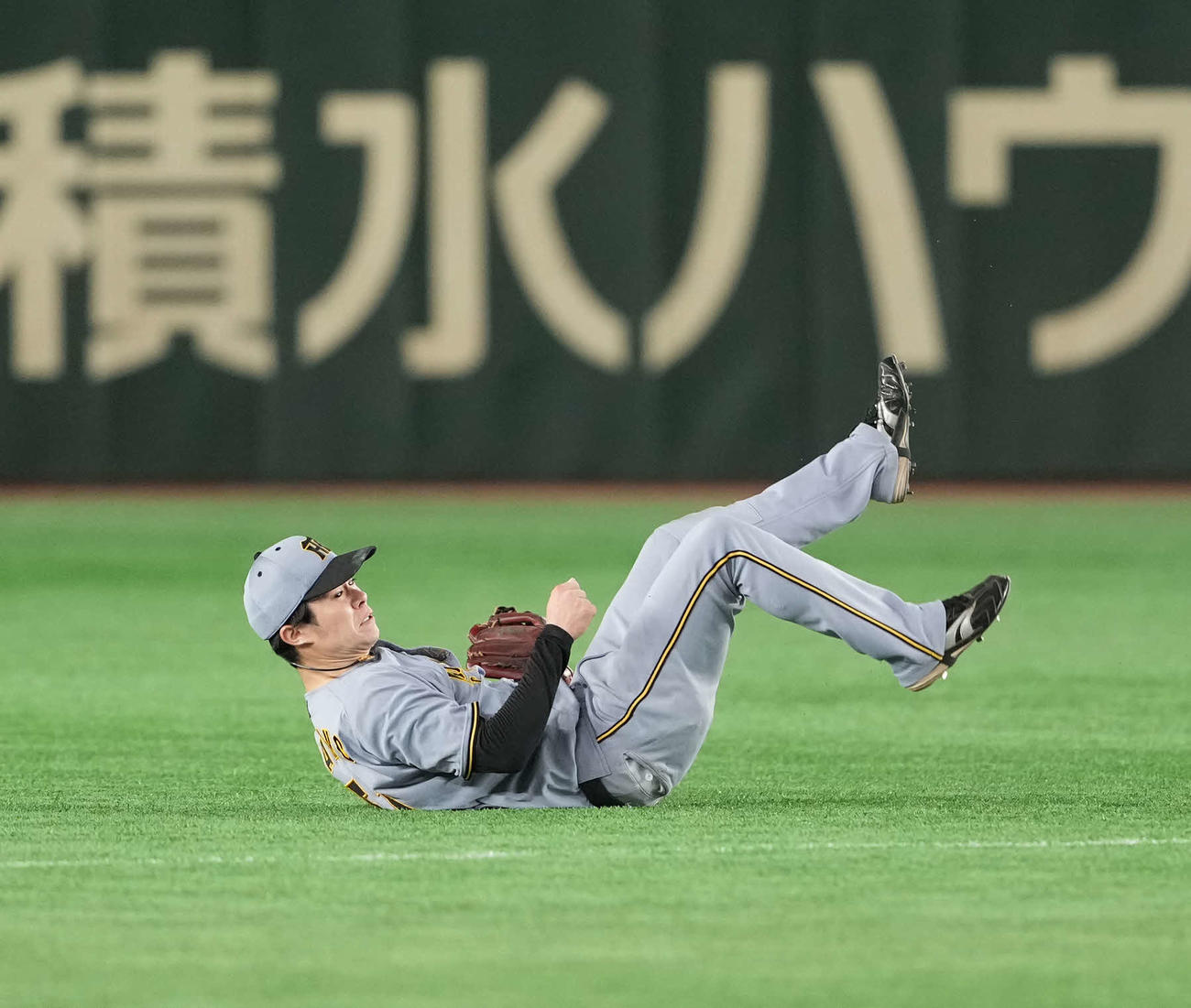 巨人対阪神　9回裏巨人無死一塁、二塁に送球する中野（撮影・井上学）