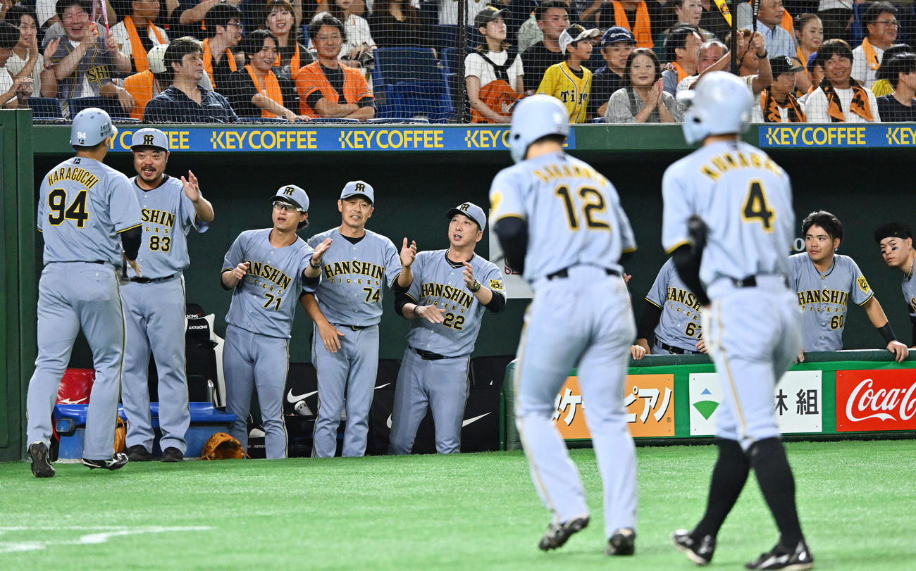 巨人対阪神　5回表阪神2死満塁、中野の3点適時三塁打で生還した原口（左）を迎える藤川監督（中央）（撮影・滝沢徹郎）
