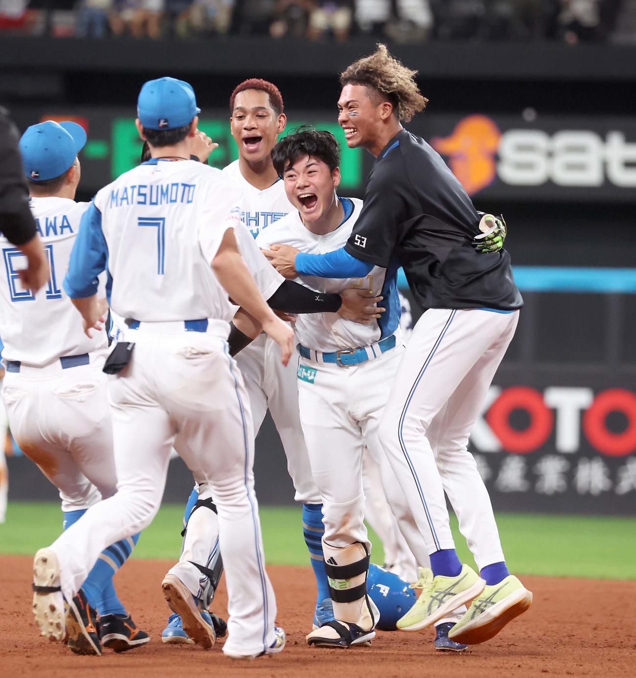 日本ハム対西武　11回裏日本ハム2死満塁、サヨナラ打を放ち歓喜する清宮幸（右から2人目）（撮影・黒川智章）