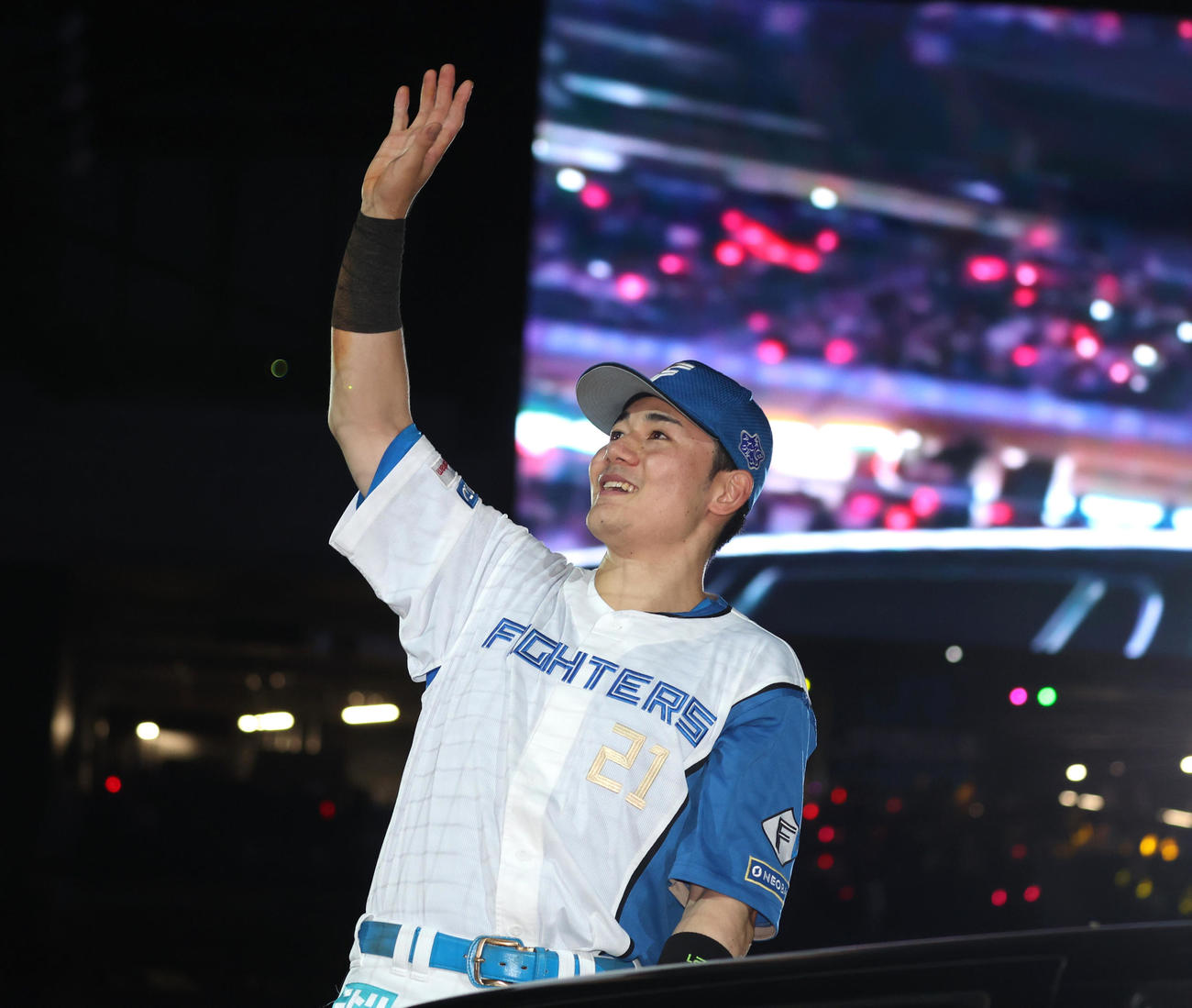 日本ハム対西武　試合後、スタンドに手を振る清宮幸（撮影・黒川智章）