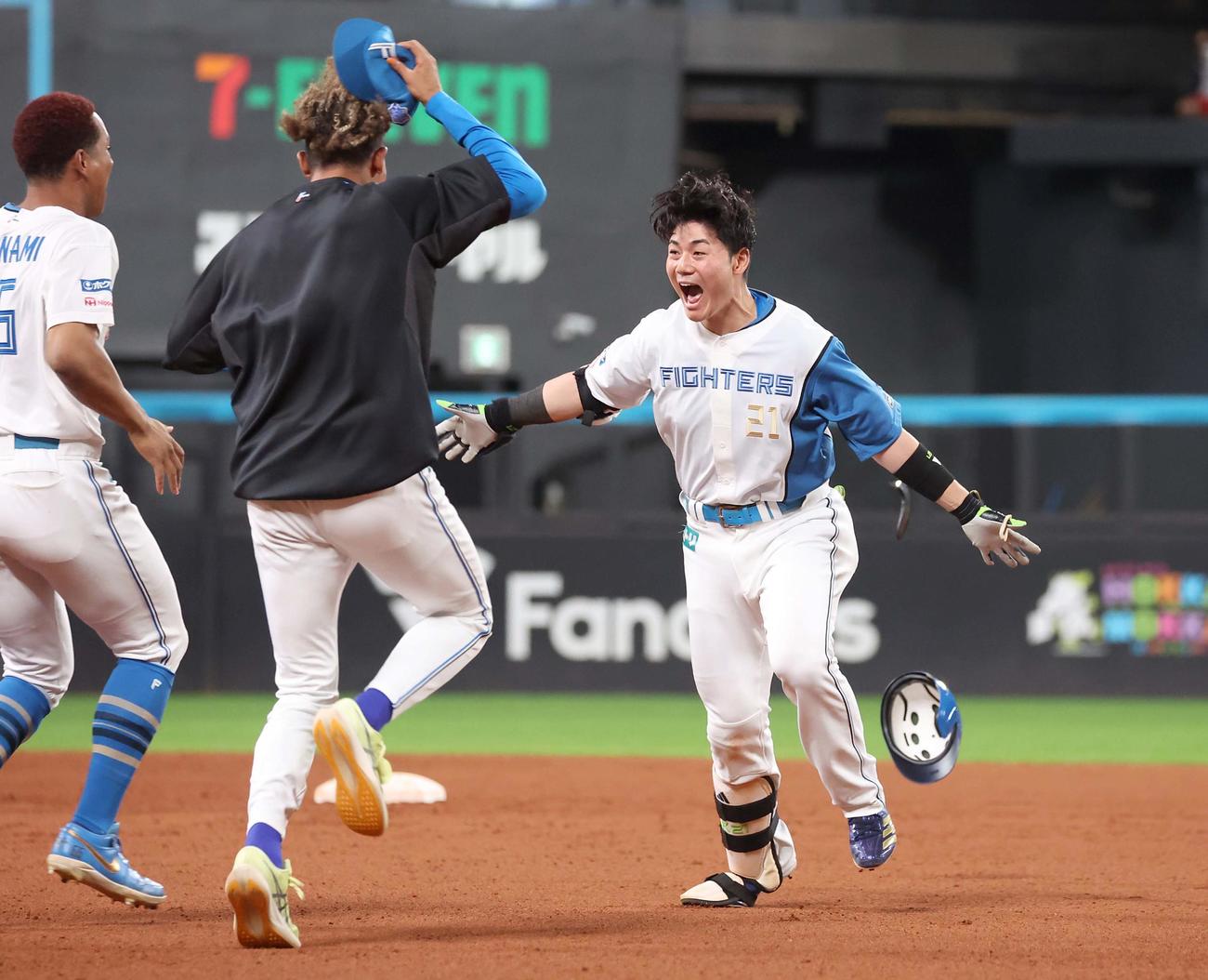 日本ハム対西武　11回裏日本ハム2死満塁、サヨナラ打を放ち歓喜する清宮幸（撮影・黒川智章）