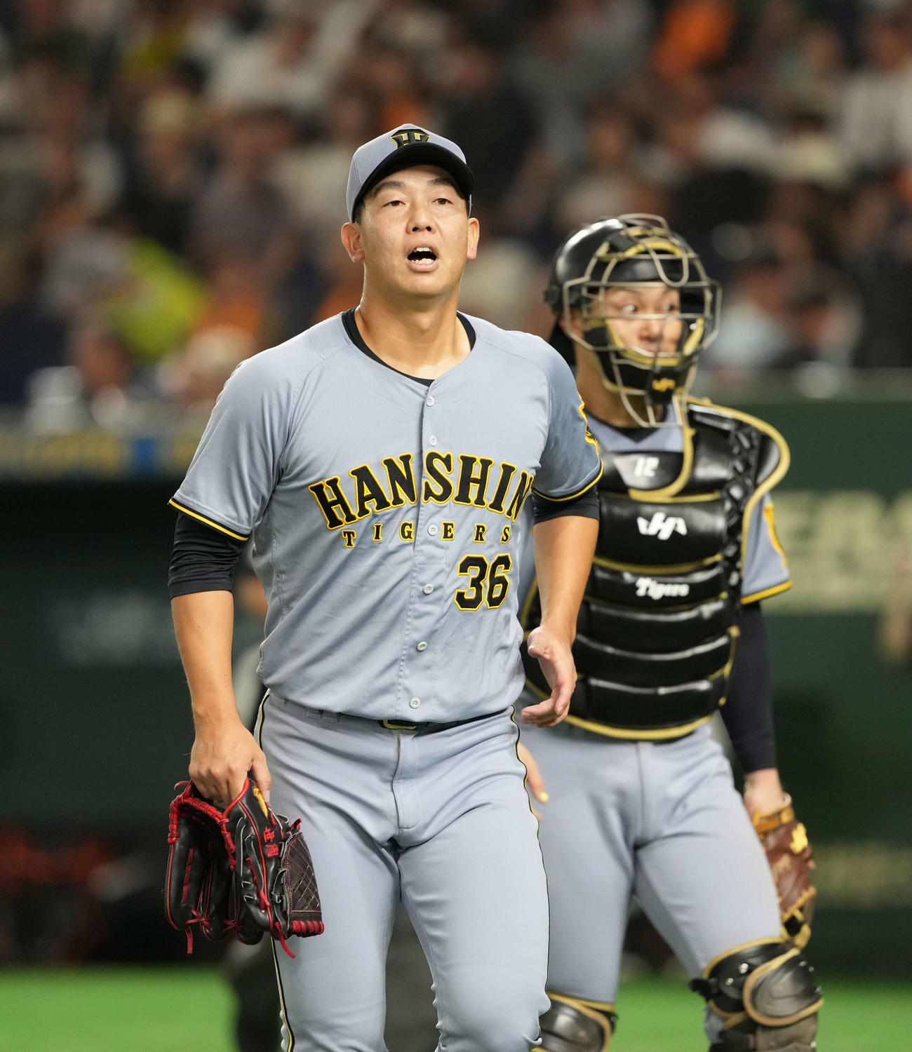 巨人対阪神　5回を終えた阪神畠（左）（撮影・井上学）