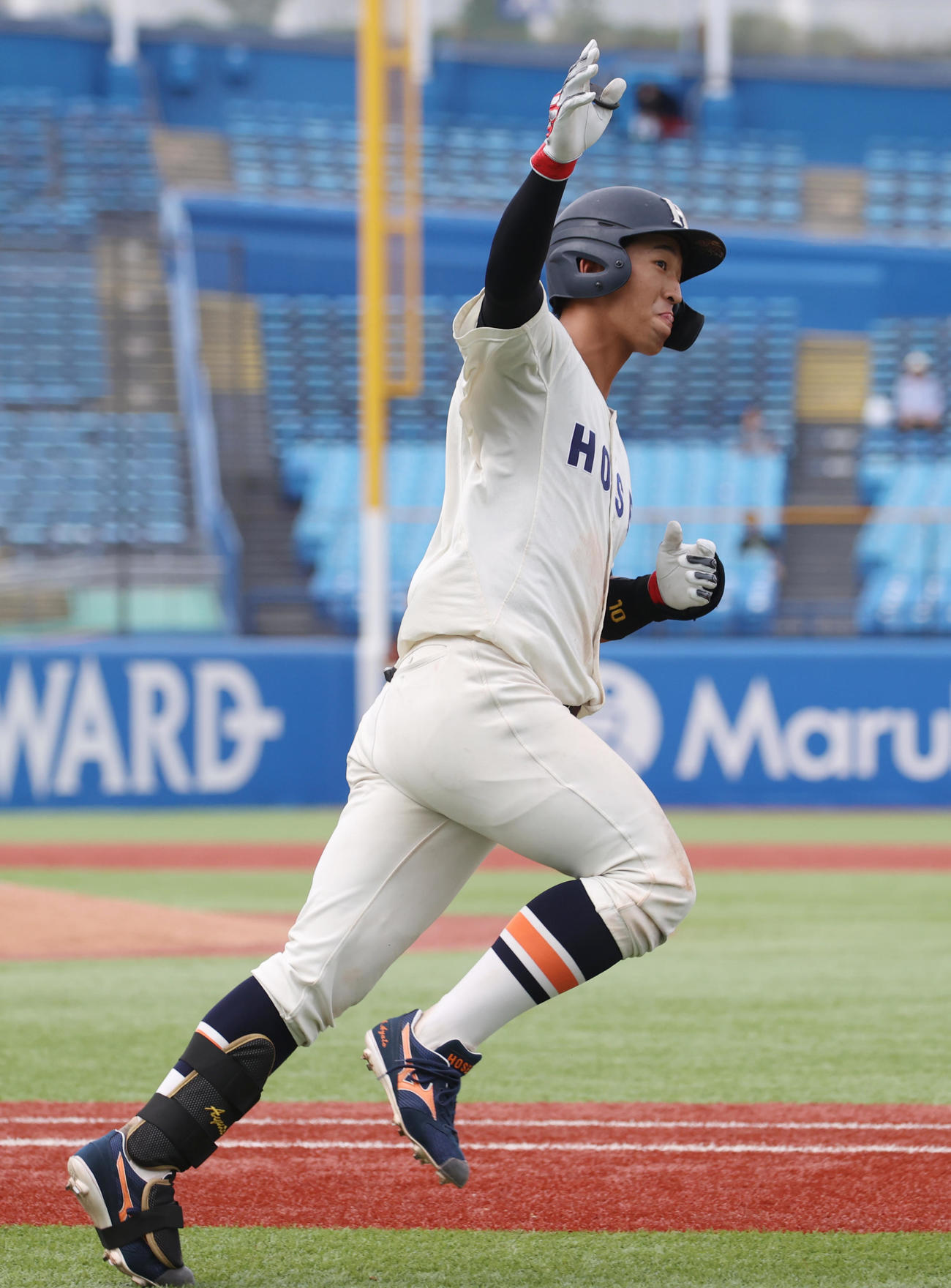慶大対法大　5回裏法大無死一塁、松下は左越えに本塁打を放ちポーズを決める（撮影・柴田隆二）　　