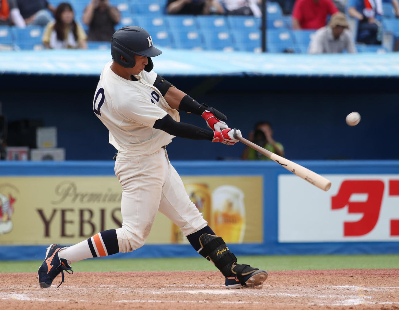 慶大対法大　5回裏法大無死一塁、松下は左越えに本塁打を放つ（撮影・柴田隆二）　　