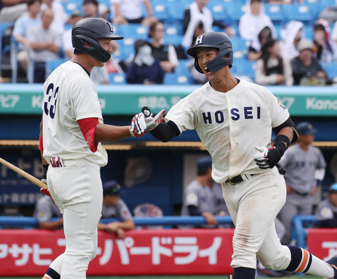 慶大対法大　5回裏法大無死一塁、松下（右）は左越えに本塁打を放ち片山とハイタッチする（撮影・柴田隆二）　　