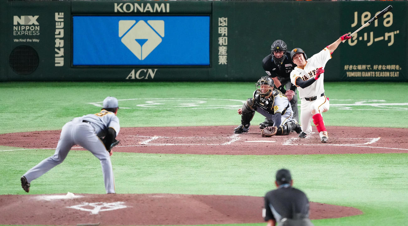 巨人対阪神　3回裏巨人2死一塁、空振りし、体を痛める増田大。投手高橋（撮影・鈴木みどり）