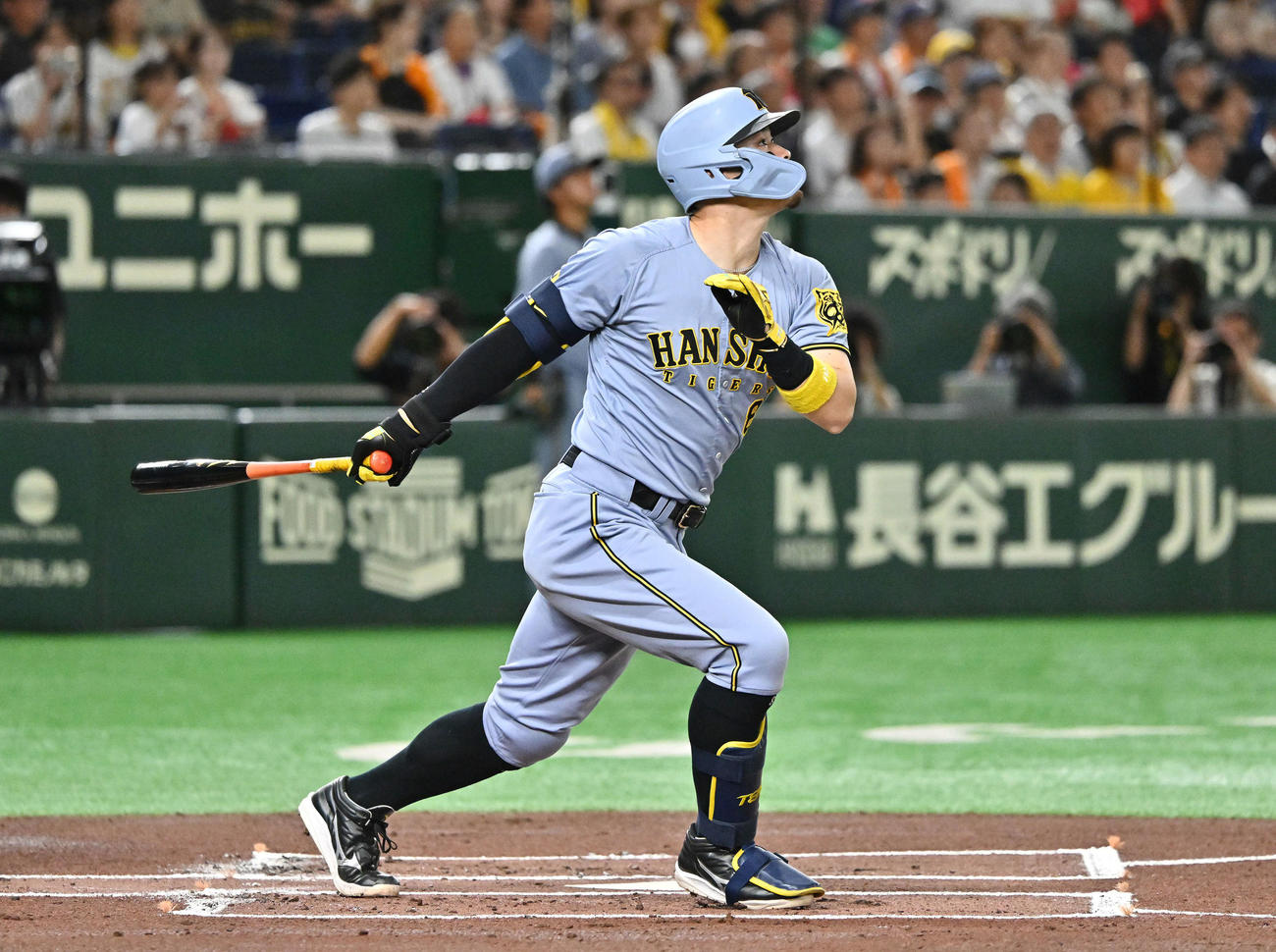 巨人対阪神　1回表阪神1死一、二塁、佐藤輝はフェンス直撃の先制中越え適時二塁打を放つ（撮影・滝沢徹郎）
