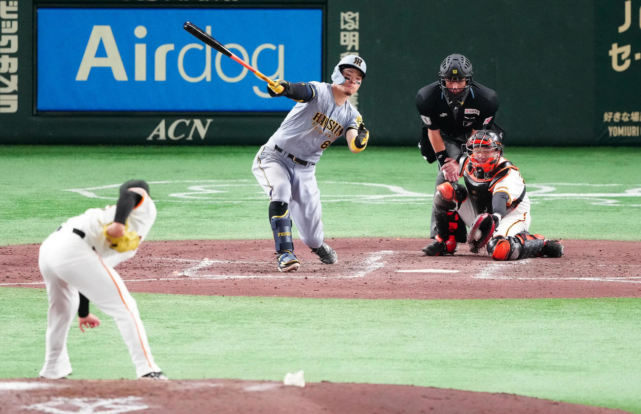 巨人対阪神　5回表阪神2死一塁、空振り三振に倒れる佐藤輝。投手高梨（撮影・鈴木みどり）