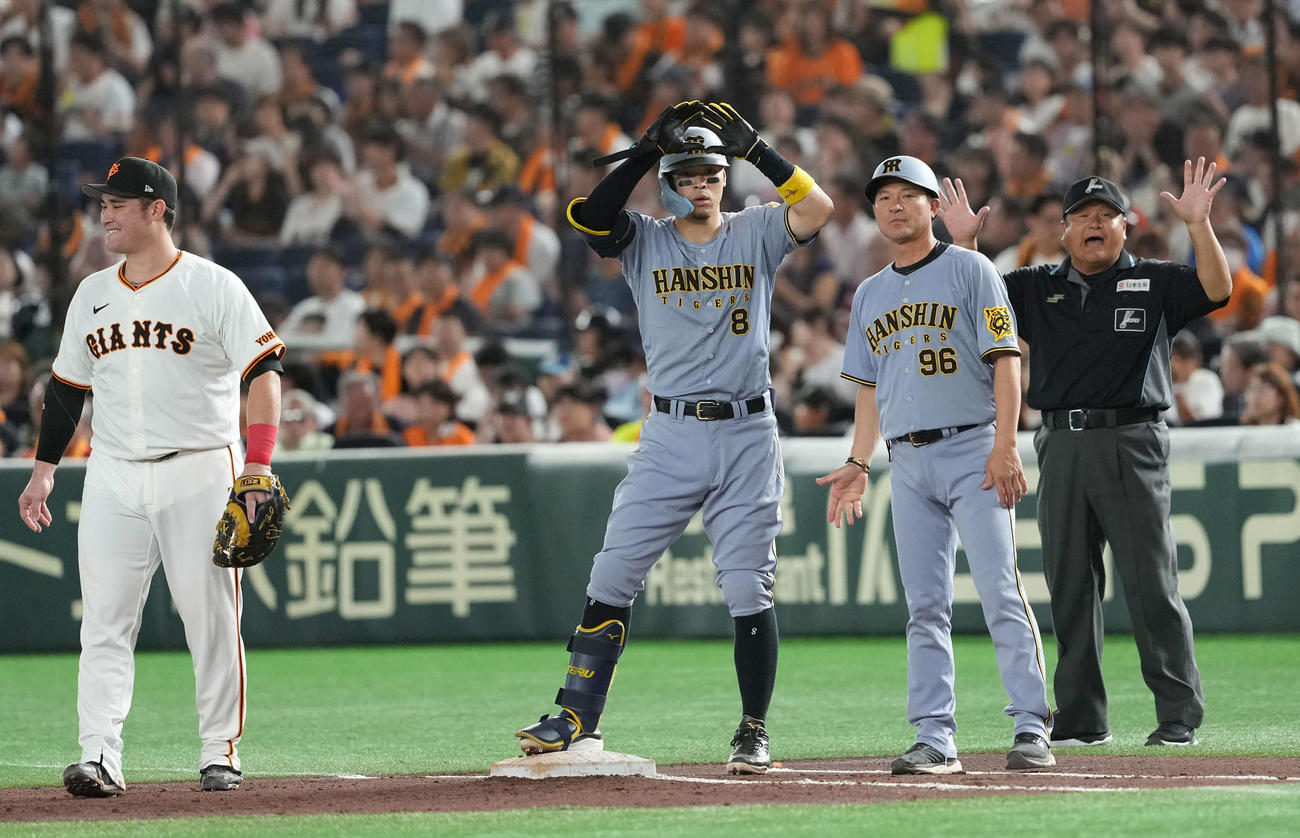 巨人対阪神　3回表阪神2死、右前打を放つ佐藤輝（中央）（撮影・井上学）