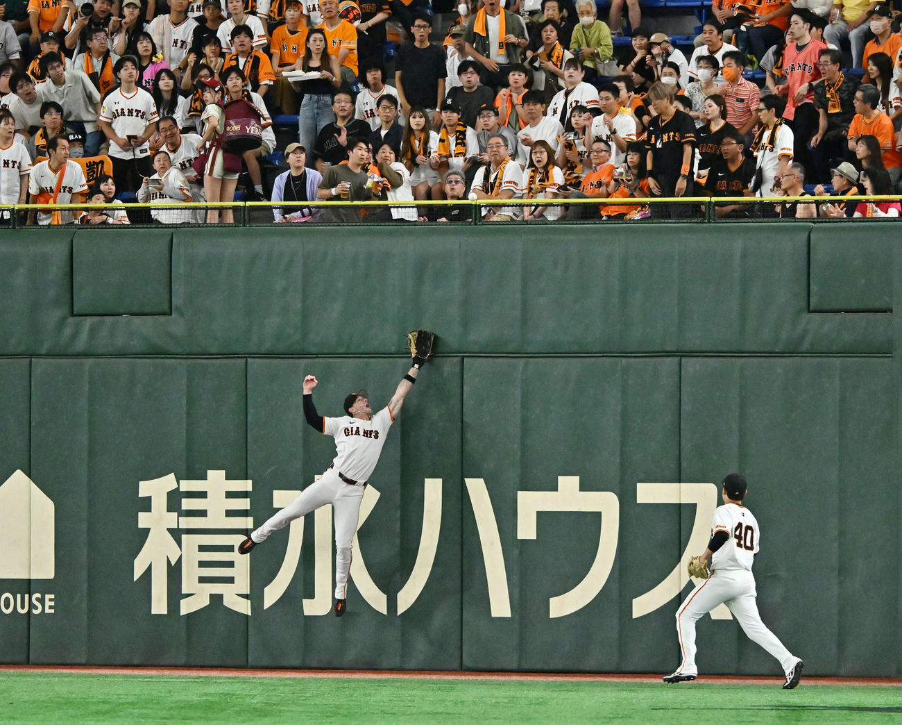 巨人対阪神　1回表阪神1死一、二塁、佐藤輝のフェンス直撃の先制中越え適時二塁打の打球を追うキャベッジ（左）（撮影・滝沢徹郎）