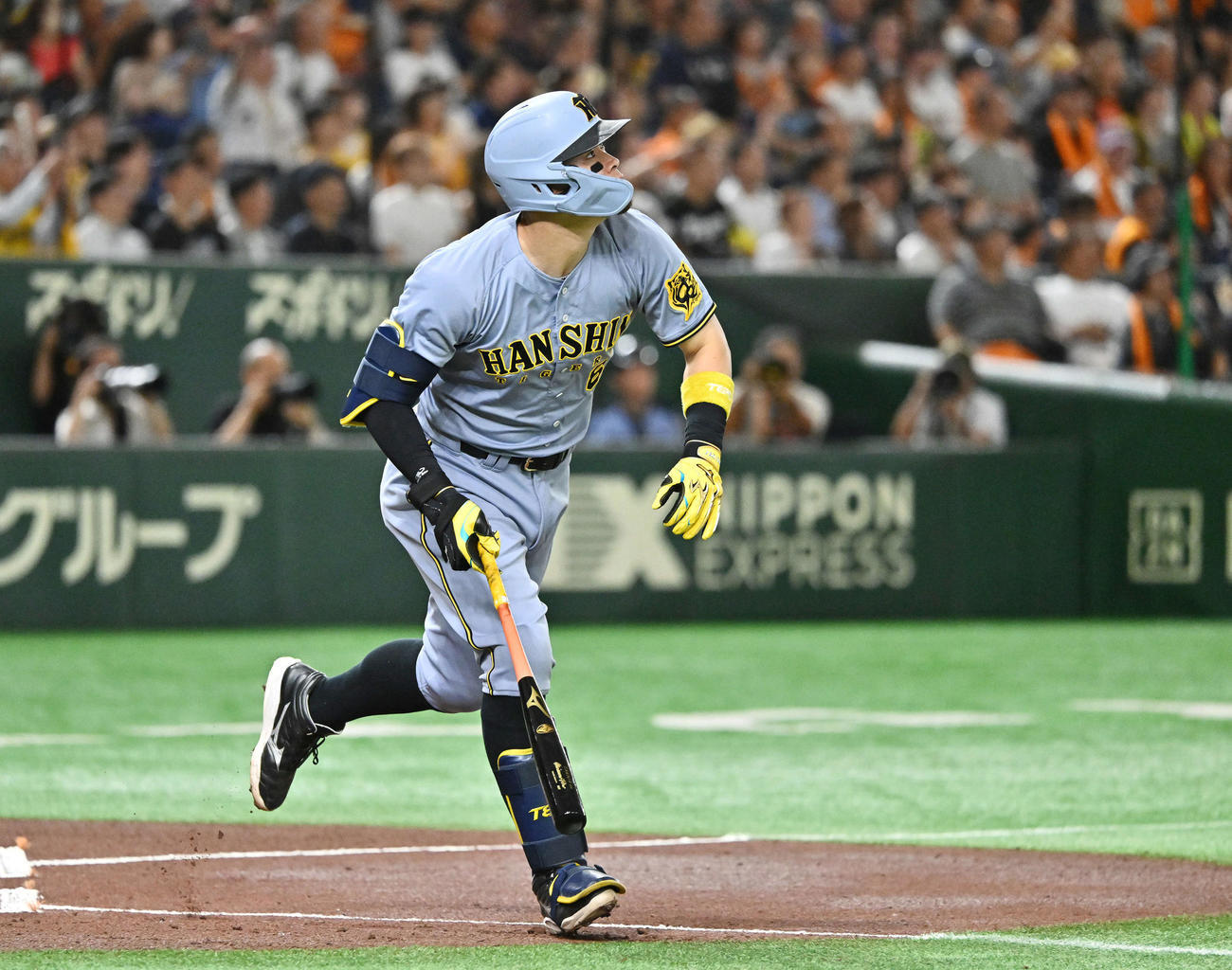 巨人対阪神　1回表阪神1死一、二塁、佐藤輝はフェンス直撃の先制中越え適時二塁打を放つ（撮影・滝沢徹郎）