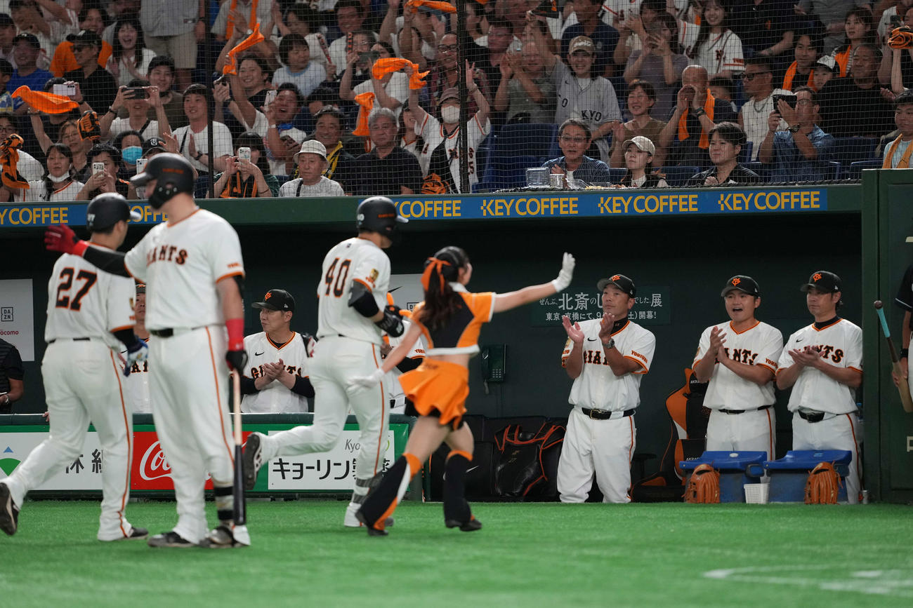 巨人対阪神　1回裏巨人2死満塁、満塁本塁打を放った中山らを出迎える阿部監督（右から3人目）（撮影・井上学）