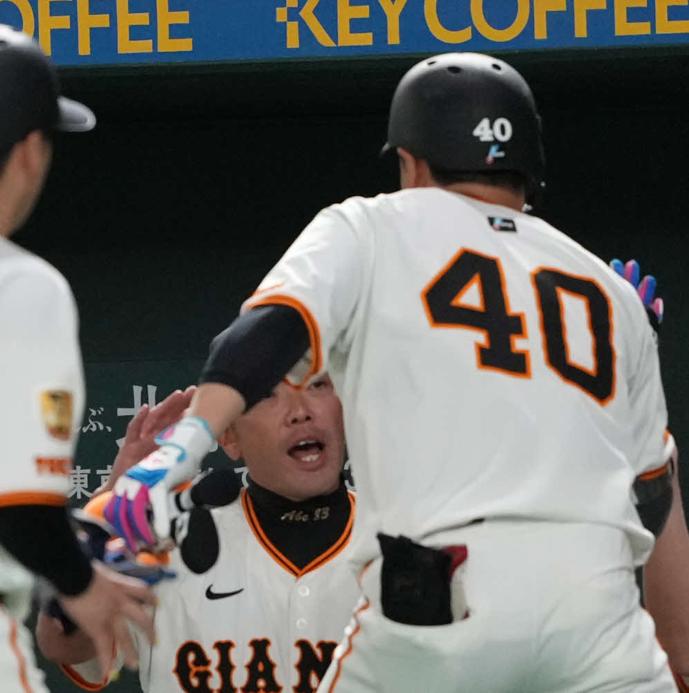 巨人対阪神　1回裏巨人2死満塁、満塁本塁打を放った中山らを出迎える阿部監督（中央）（撮影・井上学）