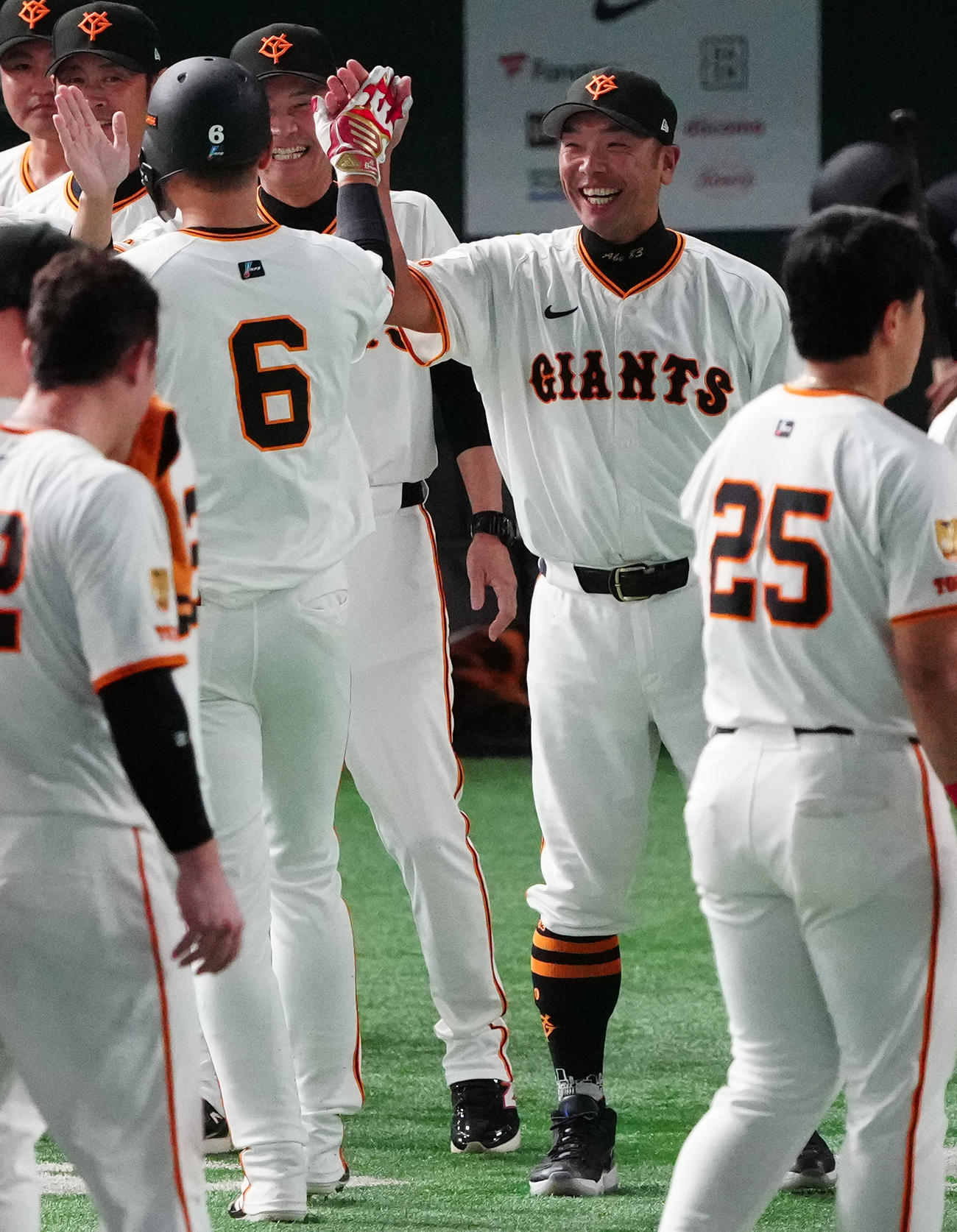 巨人対阪神　サヨナラ打を放った坂本を笑顔で迎える巨人阿部監督（右）（撮影・鈴木みどり）