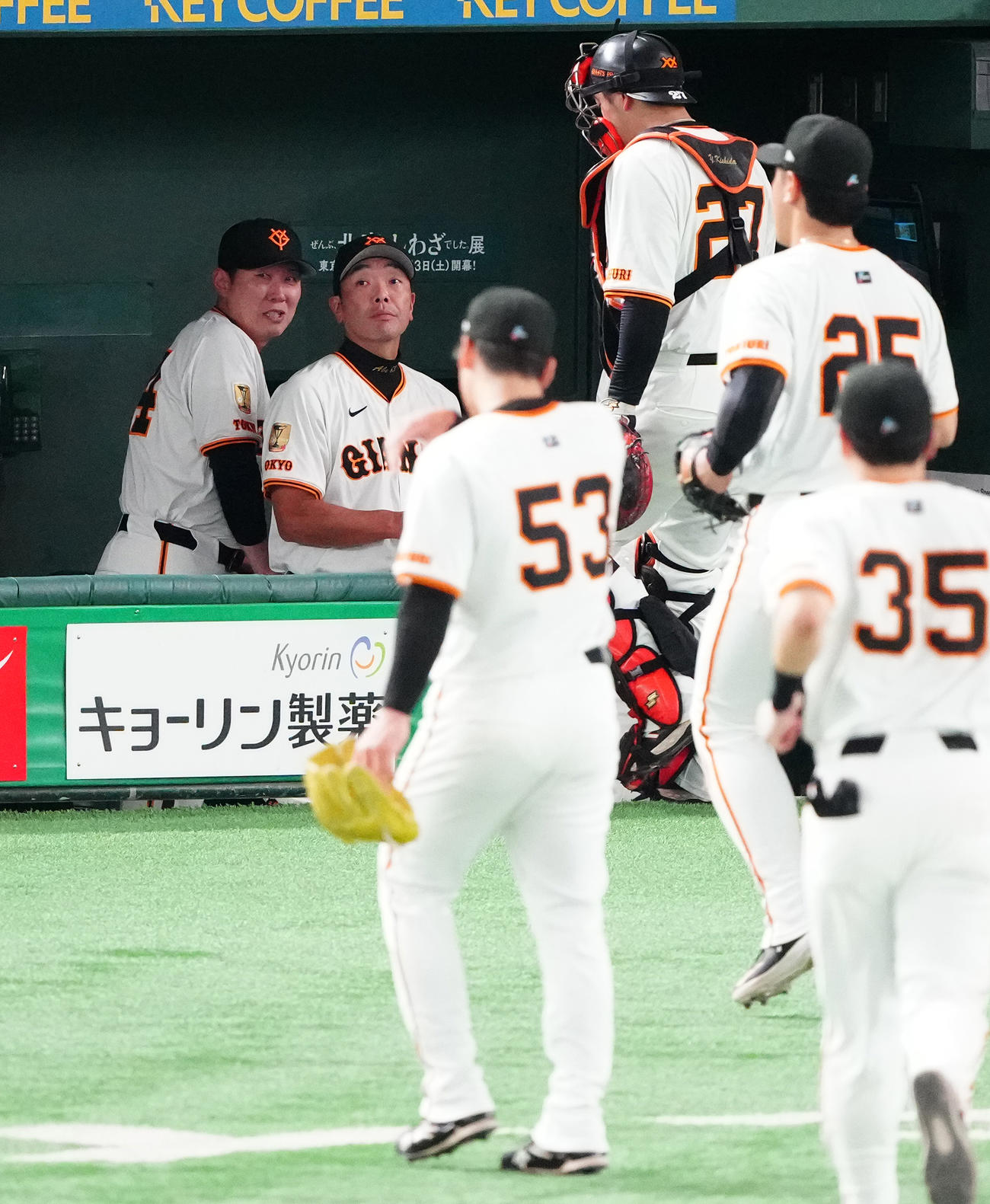 巨人対阪神　5回表を終えベンチへ戻る高梨（左手前）と遠くを見る巨人阿部監督（左から2人目）（撮影・鈴木みどり）