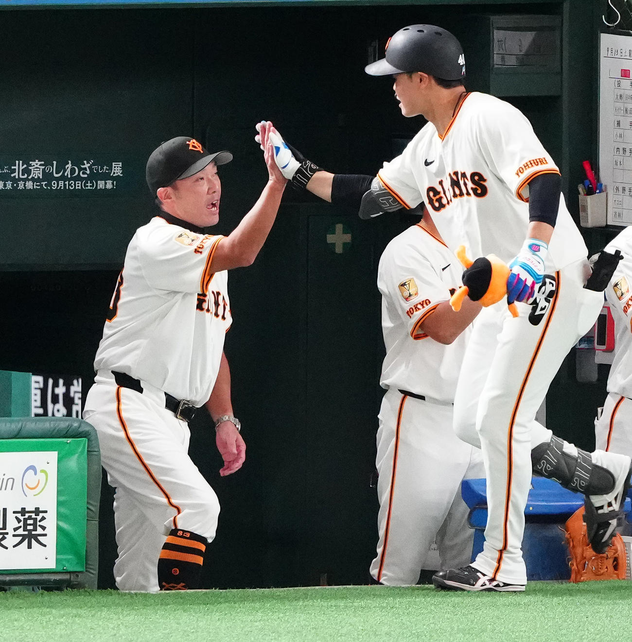 巨人対阪神　1回裏巨人2死満塁、満塁本塁打を放った中山（右）を迎える阿部監督（撮影・鈴木みどり）