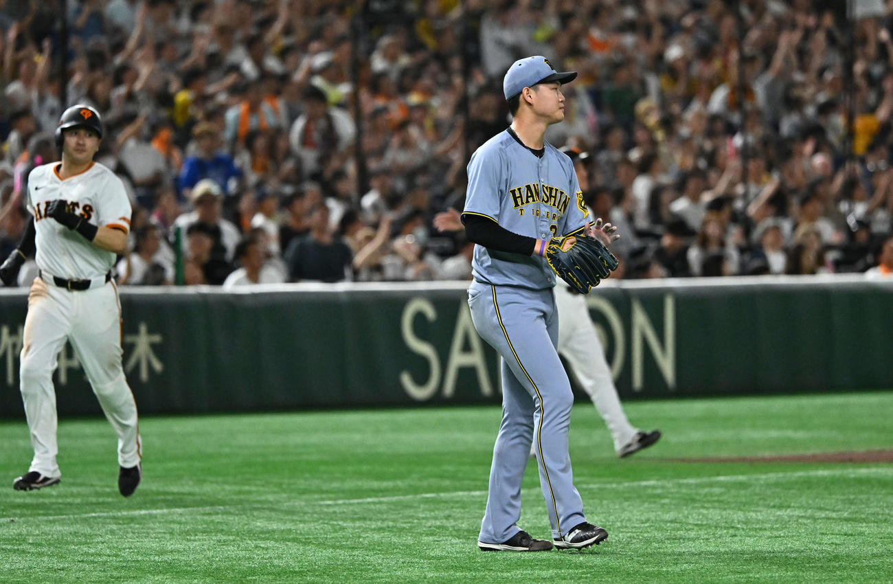 巨人対阪神　8回裏巨人2死満塁、岸田を右飛に打ち取った及川（撮影・滝沢徹郎）