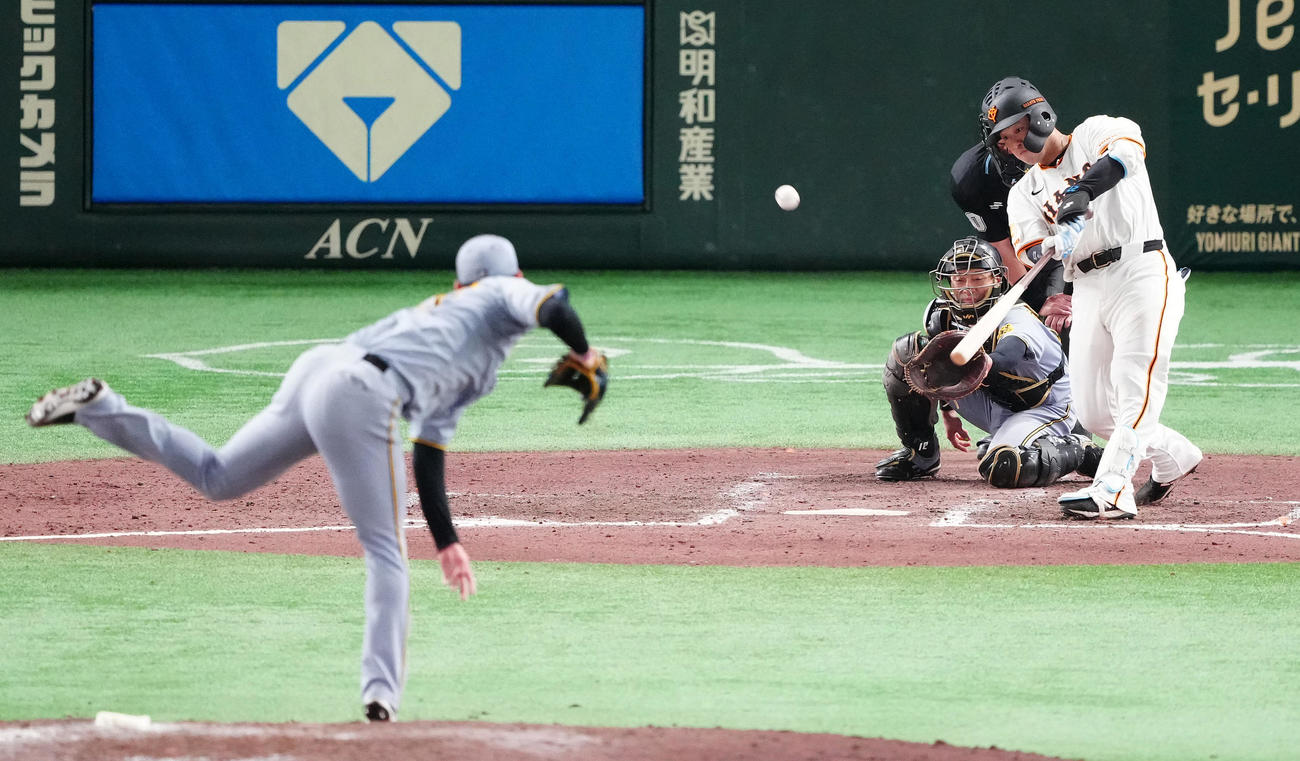 巨人対阪神　8回裏巨人2死満塁、右飛に倒れる岸田。投手及川（撮影・鈴木みどり）