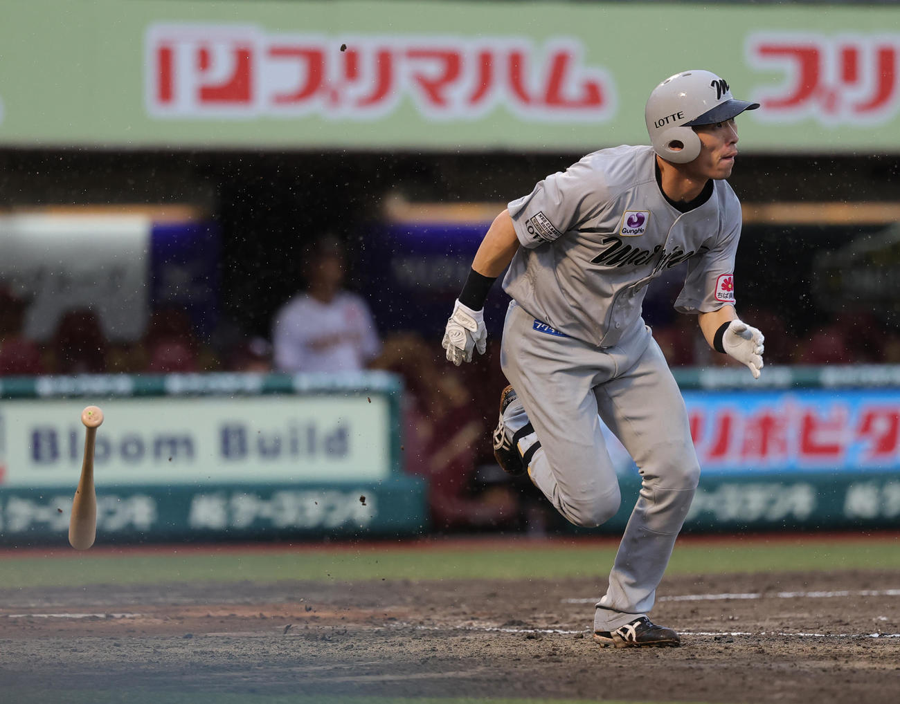 楽天対ロッテ　4回表ロッテ2死満塁、右越え満塁本塁打を放つ高部（撮影・野上伸悟）