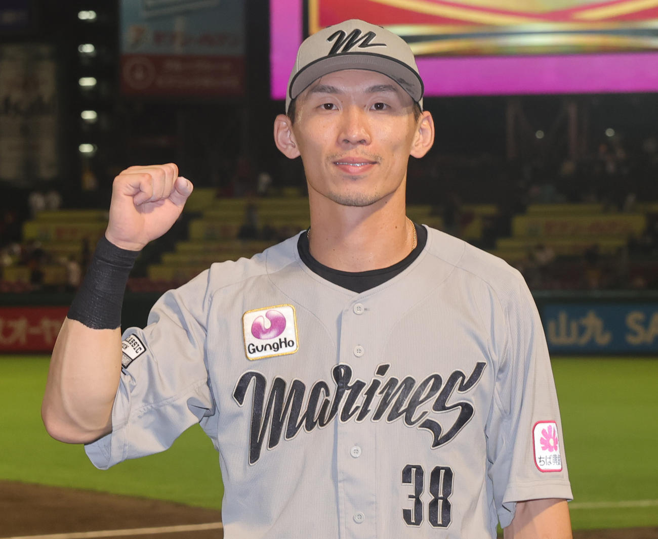 楽天対ロッテ　プロ初満塁本塁打のロッテ高部は、ヒーローインタビューを終えガッツポーズ（撮影・野上伸悟）