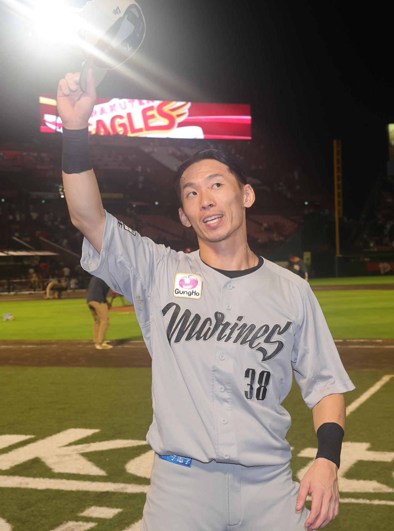 楽天対ロッテ　プロ初満塁本塁打のロッテ高部は、ヒーローインタビューを終えファンのコールに応える（撮影・野上伸悟）