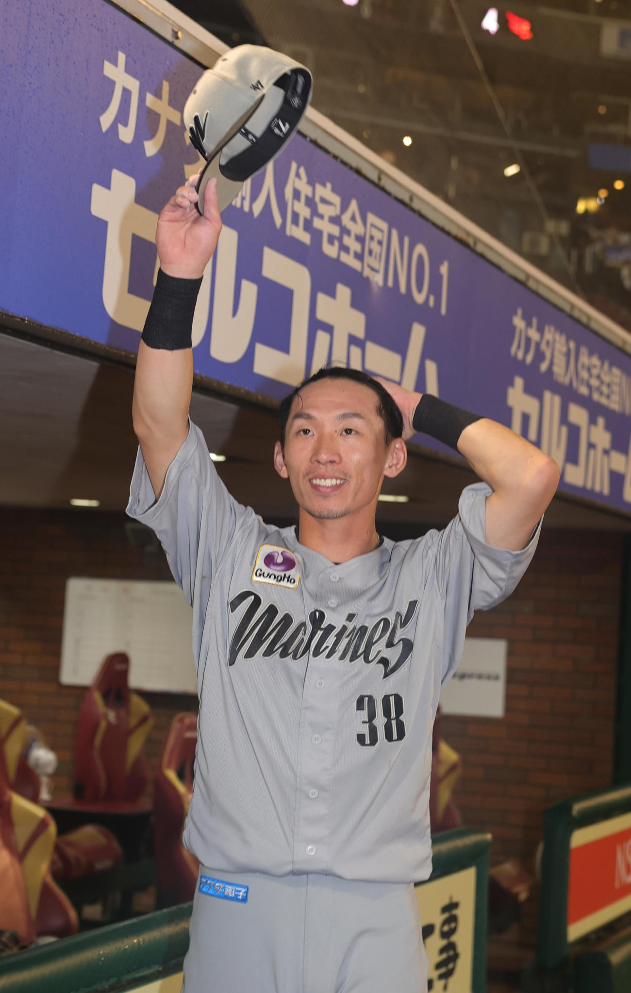 楽天対ロッテ　プロ初満塁本塁打のロッテ高部は、ヒーローインタビューを終えファンのコールに応える（撮影・野上伸悟）