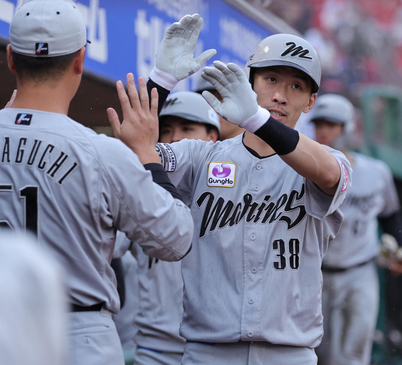 楽天対ロッテ　4回表ロッテ2死満塁、右越え満塁本塁打を放ちベンチに迎えられる高部（撮影・野上伸悟）