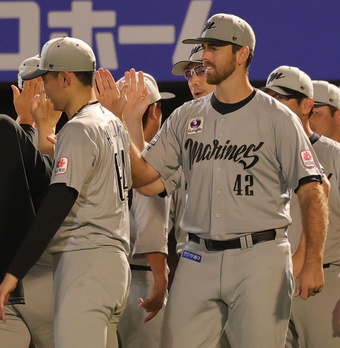 楽天対ロッテ　5勝目を挙げハイタッチするロッテ先発のサモンズ（撮影・野上伸悟）