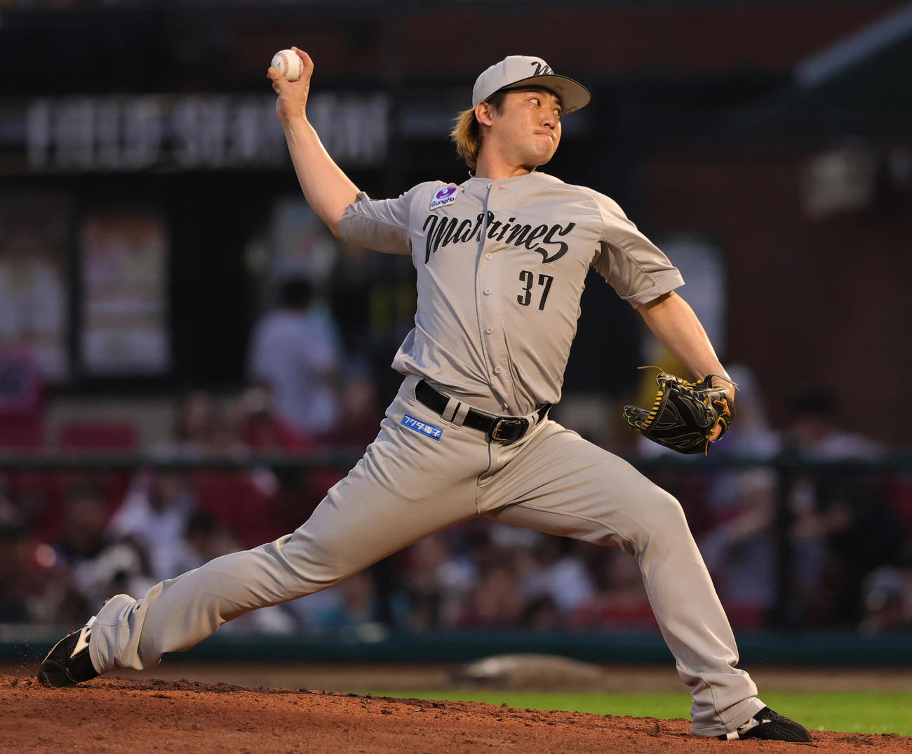 楽天対ロッテ　力投するロッテ小野（撮影・野上伸悟）