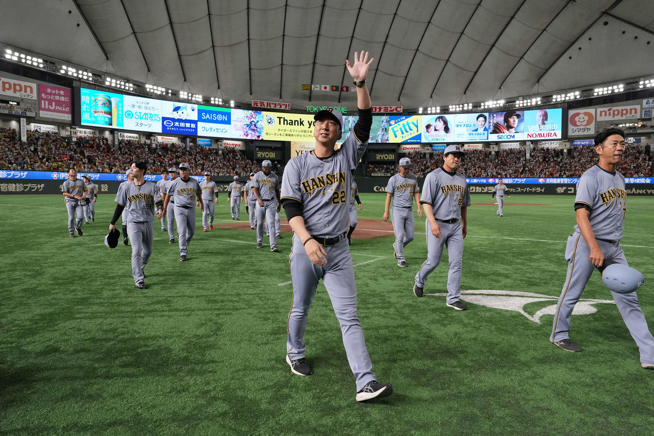 巨人対阪神　東京ドーム最終戦でスタンに手を振る阪神藤川監督（中央）（撮影・井上学）