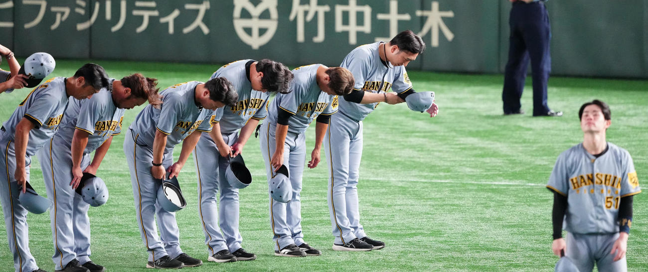 巨人対阪神　東京ドームでの今季最終戦を終え、ファンに一礼する阪神藤川監督（右奥）（撮影・鈴木みどり）