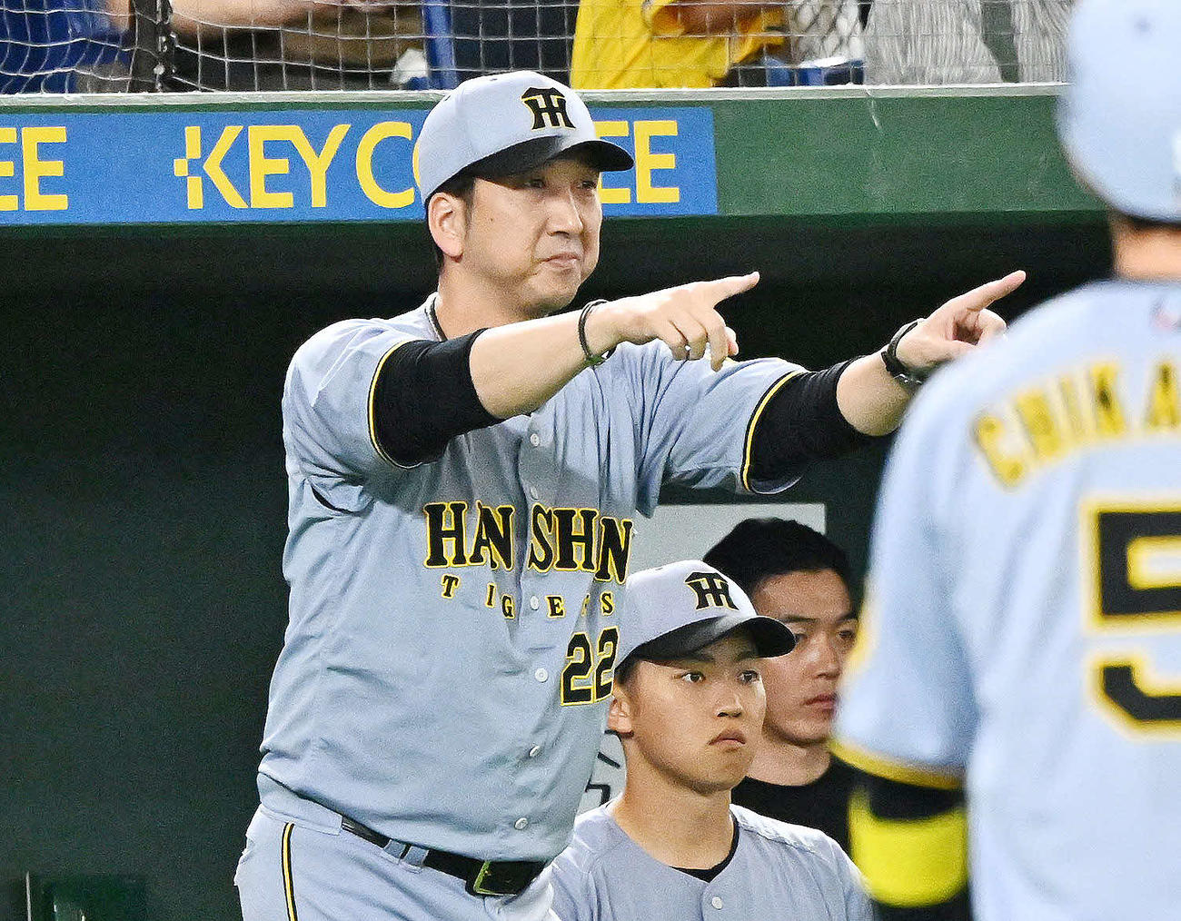 巨人対阪神　1回表阪神1死一、二塁、佐藤輝の打球の判定にリクエストする藤川監督（撮影・滝沢徹郎）