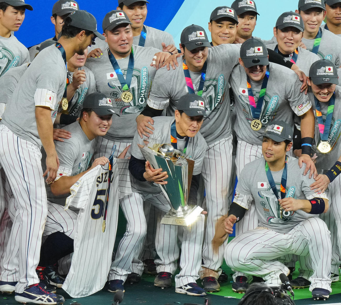 日本対米国　優勝セレモニーでトロフィーを持つ栗山監督（中央）＝2023年3月21日