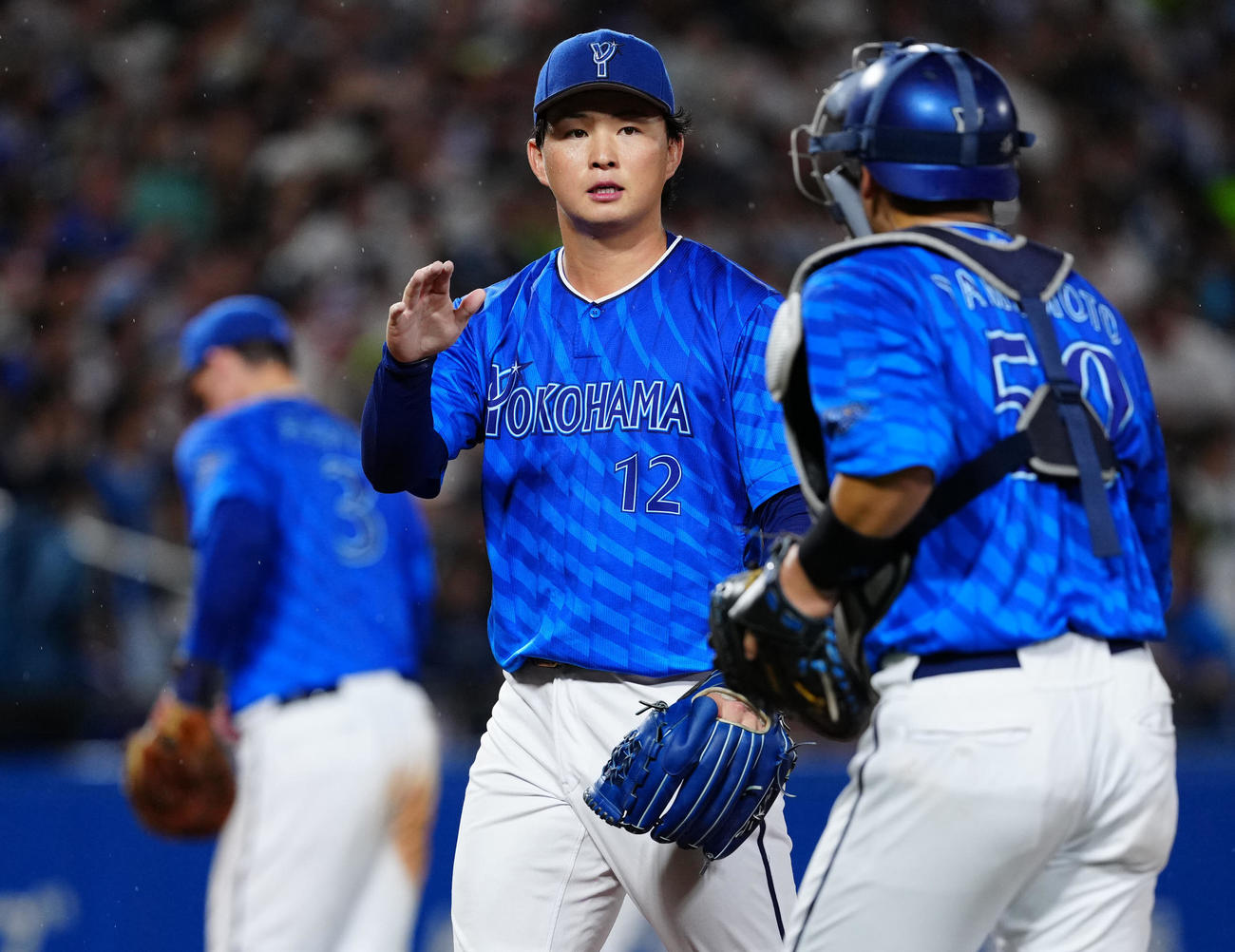 ヤクルト対DeNA 6回裏終了後、DeNA捕手山本（右）とタッチを交わす先発の竹田（撮影・江口和貴）
