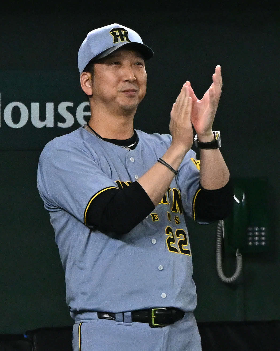 巨人対阪神　5回表阪神1死満塁、適時内野安打を放った代打原口に拍手を送る藤川監督（撮影・滝沢徹郎）