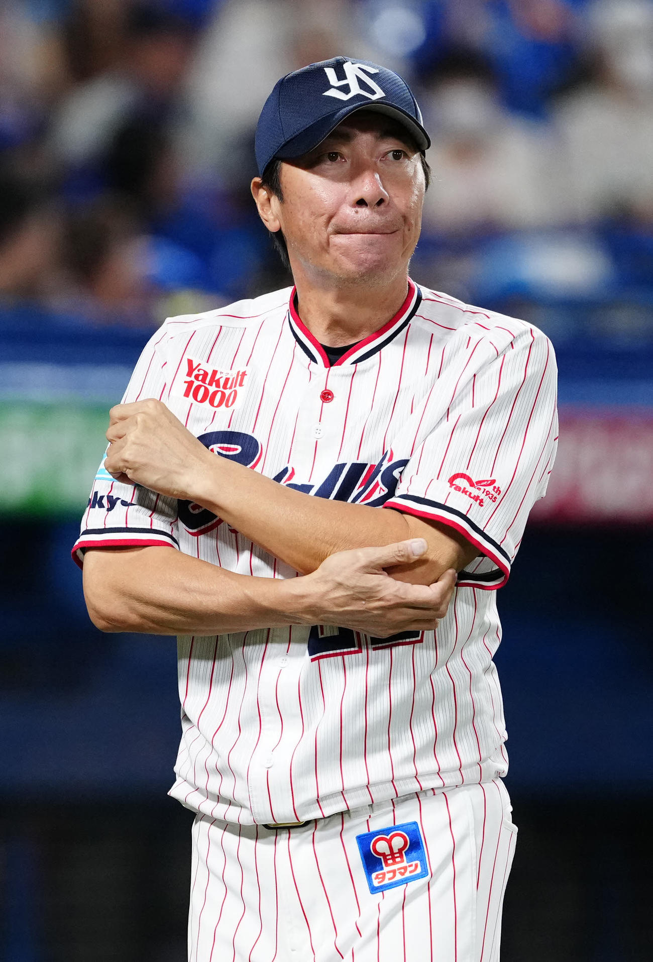 ヤクルト対DeNA 8回表開始前、選手交代を告げたヤクルト高津監督（撮影・江口和貴）