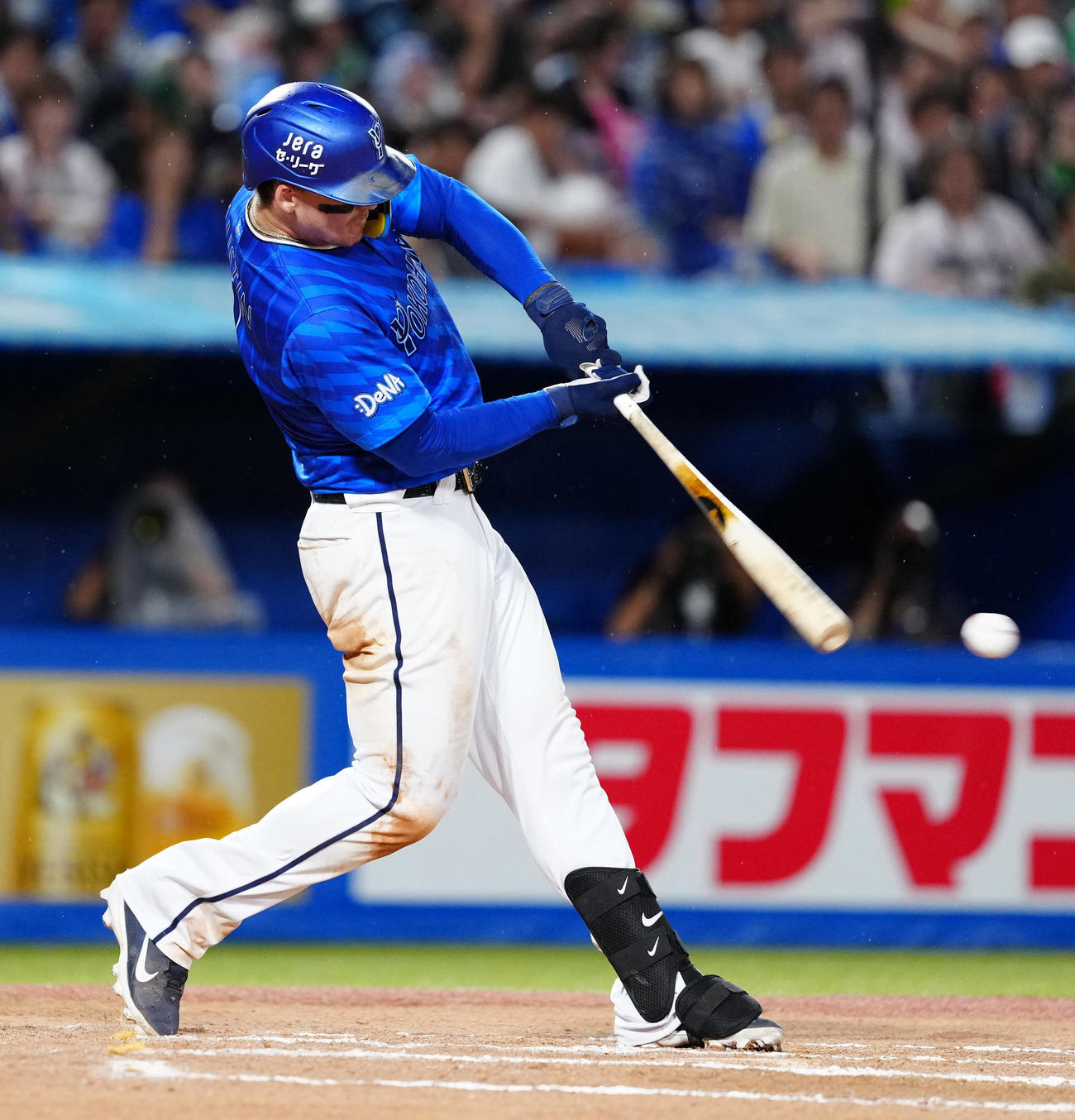 ヤクルト対DeNA 6回表DeNA2死、左前打を放つオースティン（撮影・江口和貴）
