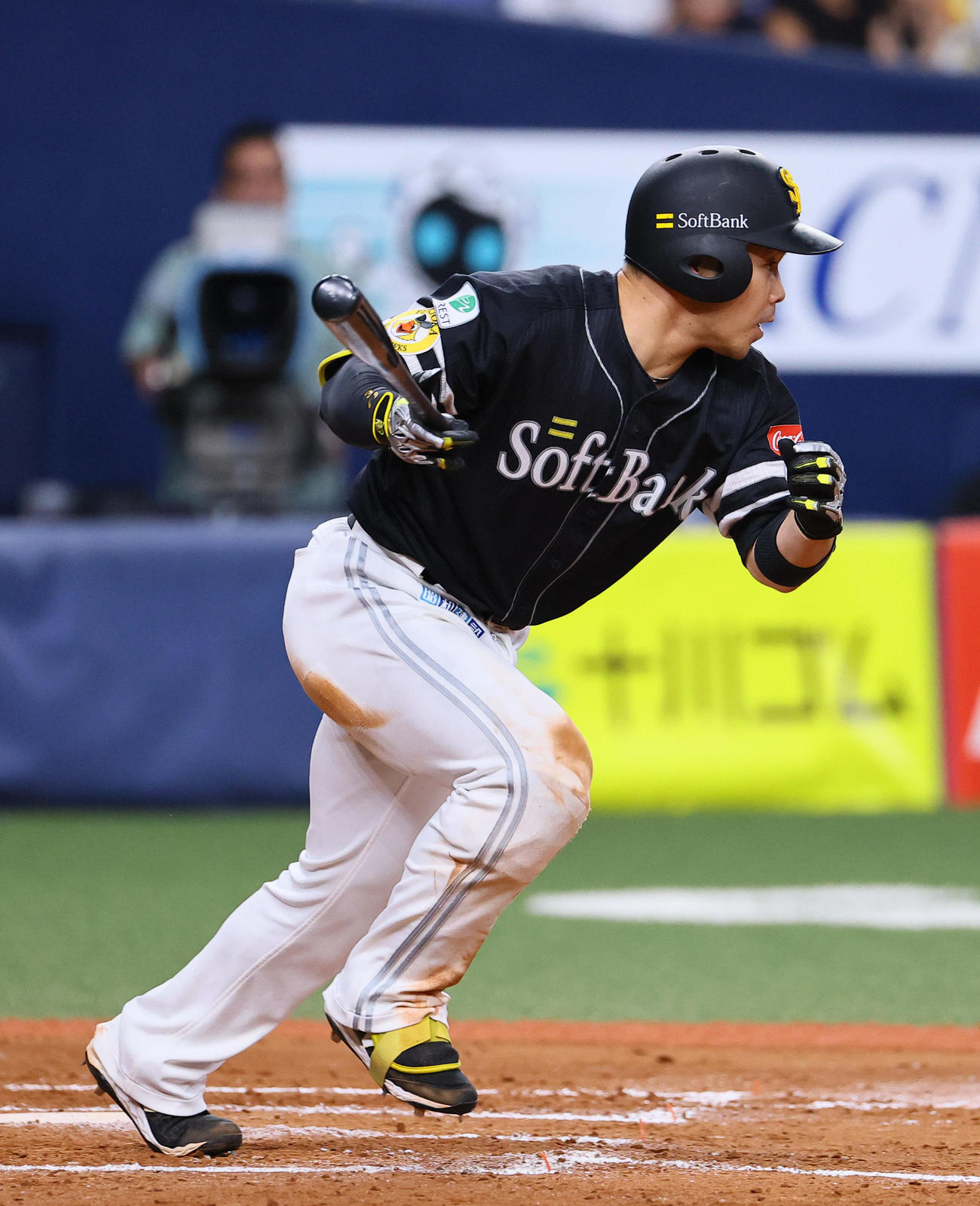 オリックス対ソフトバンク　9回表ソフトバンク無死、近藤は内野安打を放つ（撮影・藤尾明華）