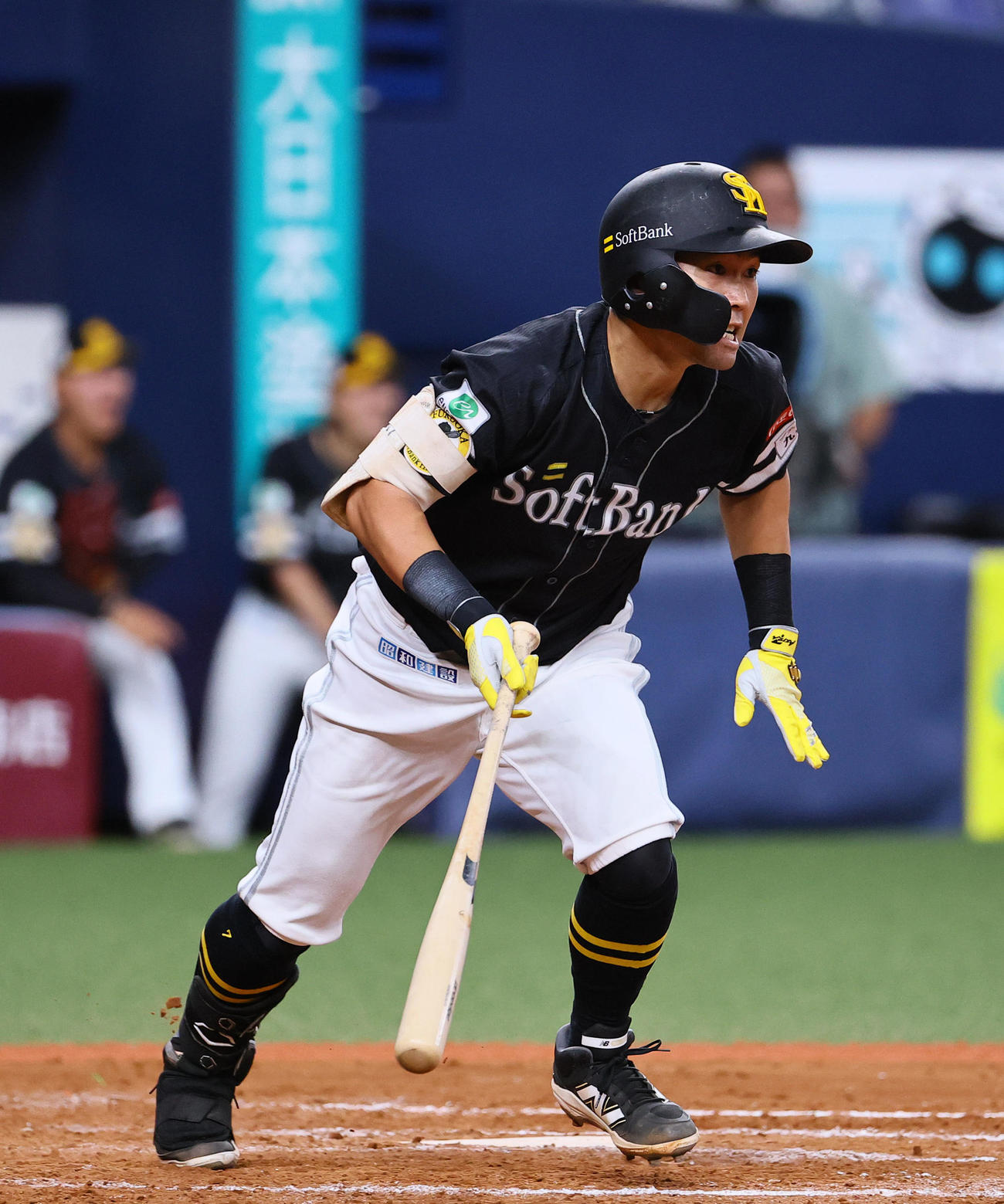 オリックス対ソフトバンク　9回表ソフトバンク無死一塁、中村は右前打を放つ（撮影・藤尾明華）