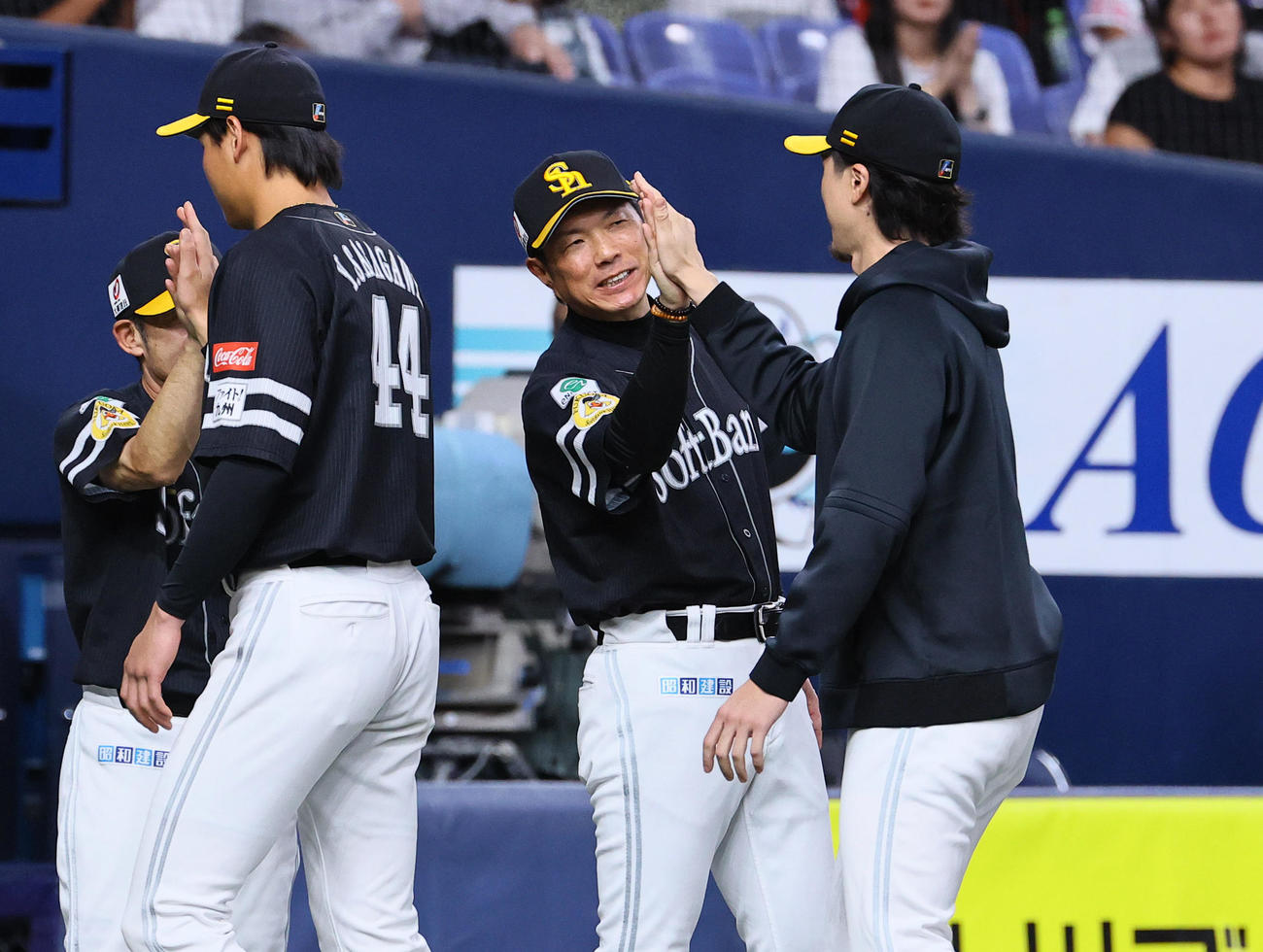 オリックス対ソフトバンク　オリックスに勝利し、上沢とタッチを交わすソフトバンク小久保監督（撮影・藤尾明華）