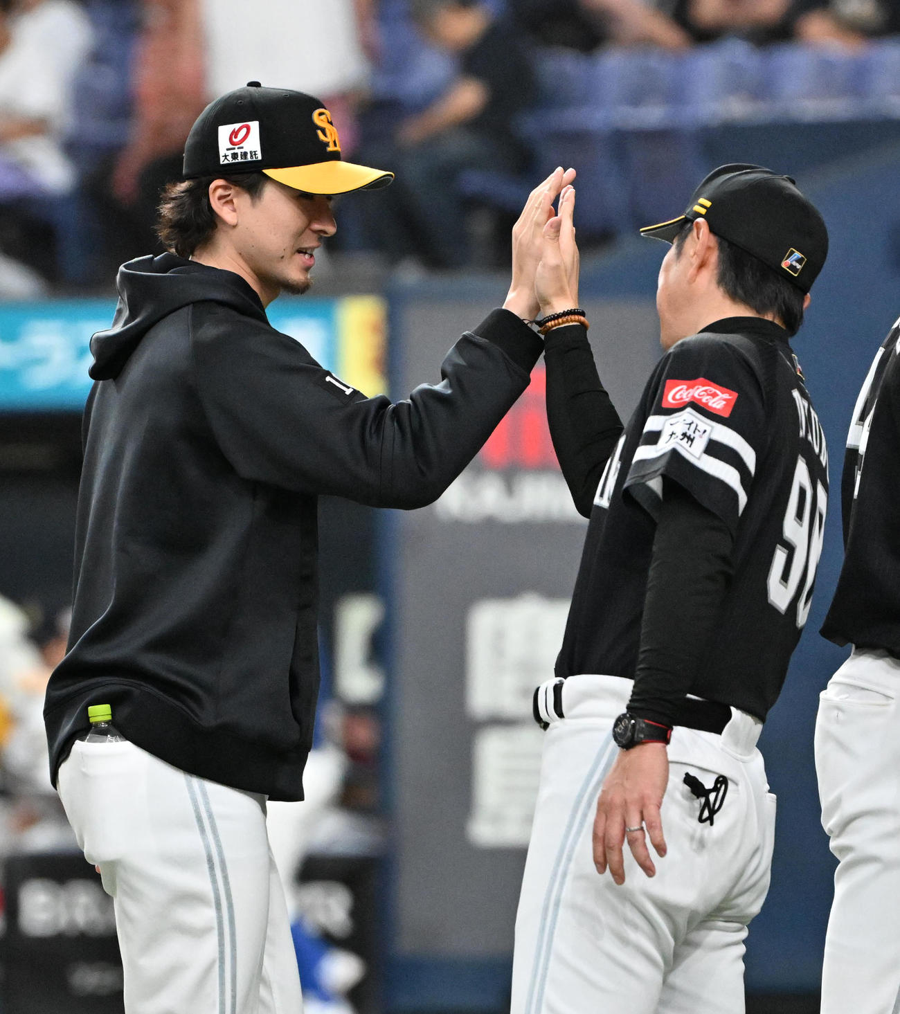 オリックス対ソフトバンク　オリックスに勝利し上沢（左）とハイタッチをする小久保監督（撮影・石井愛子）