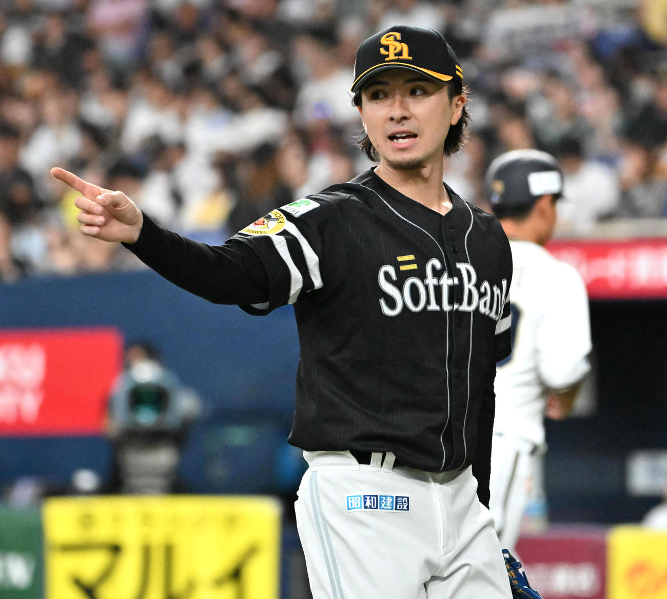 オリックス対ソフトバンク　2回裏が終わりナインを指さしながらベンチに引き揚げる上沢（撮影・石井愛子）