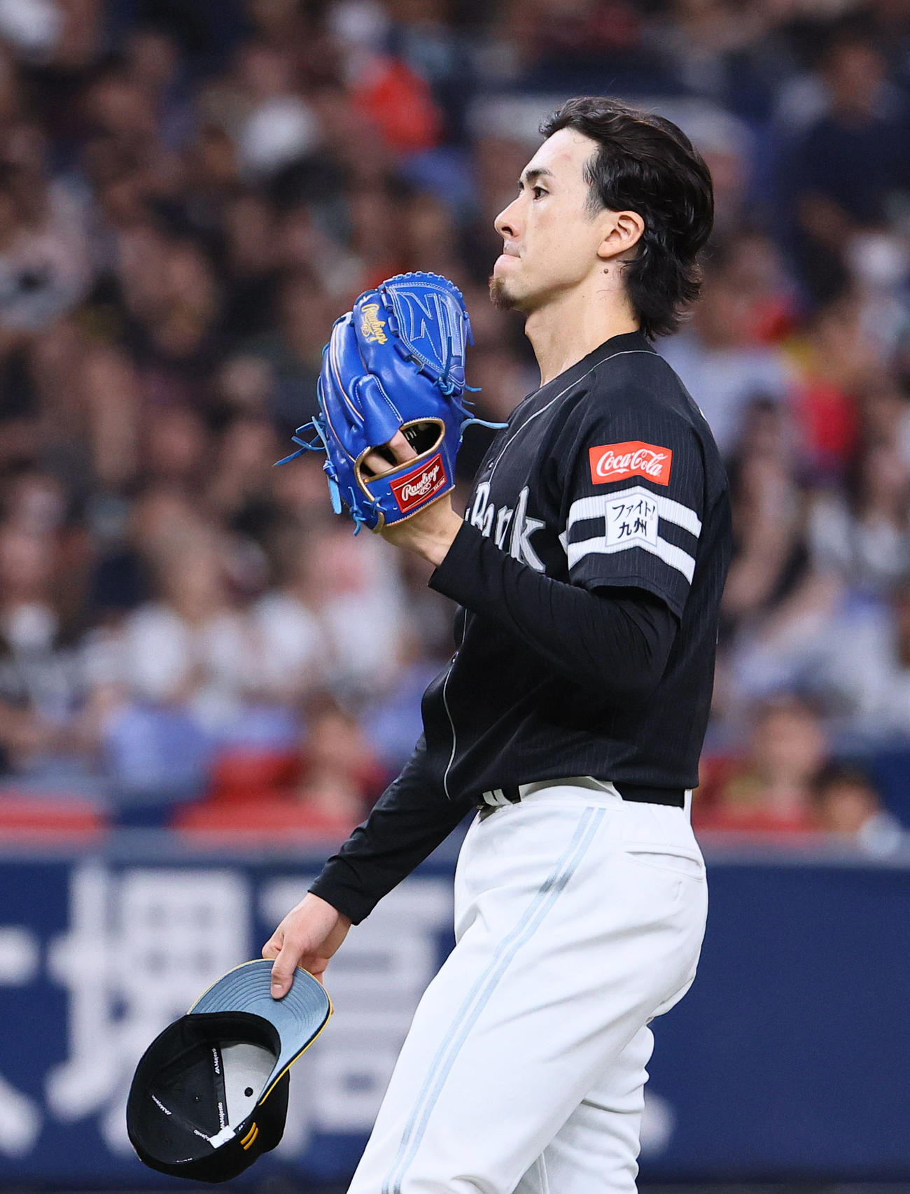 オリックス対ソフトバンク　4回裏2死二、三塁、杉本に死球を与え、帽子を取る上沢（撮影・藤尾明華）