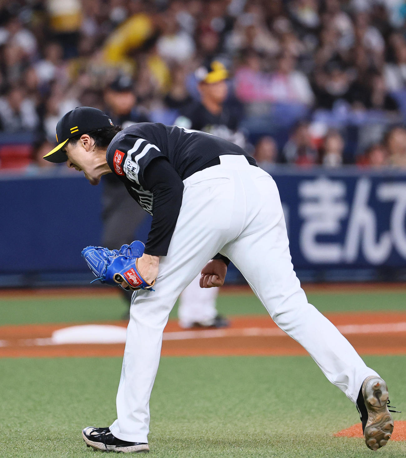 オリックス対ソフトバンク　4回裏オリックス2死満塁、太田を遊ゴロに打ち取りガッツポーズをする上沢（撮影・藤尾明華）