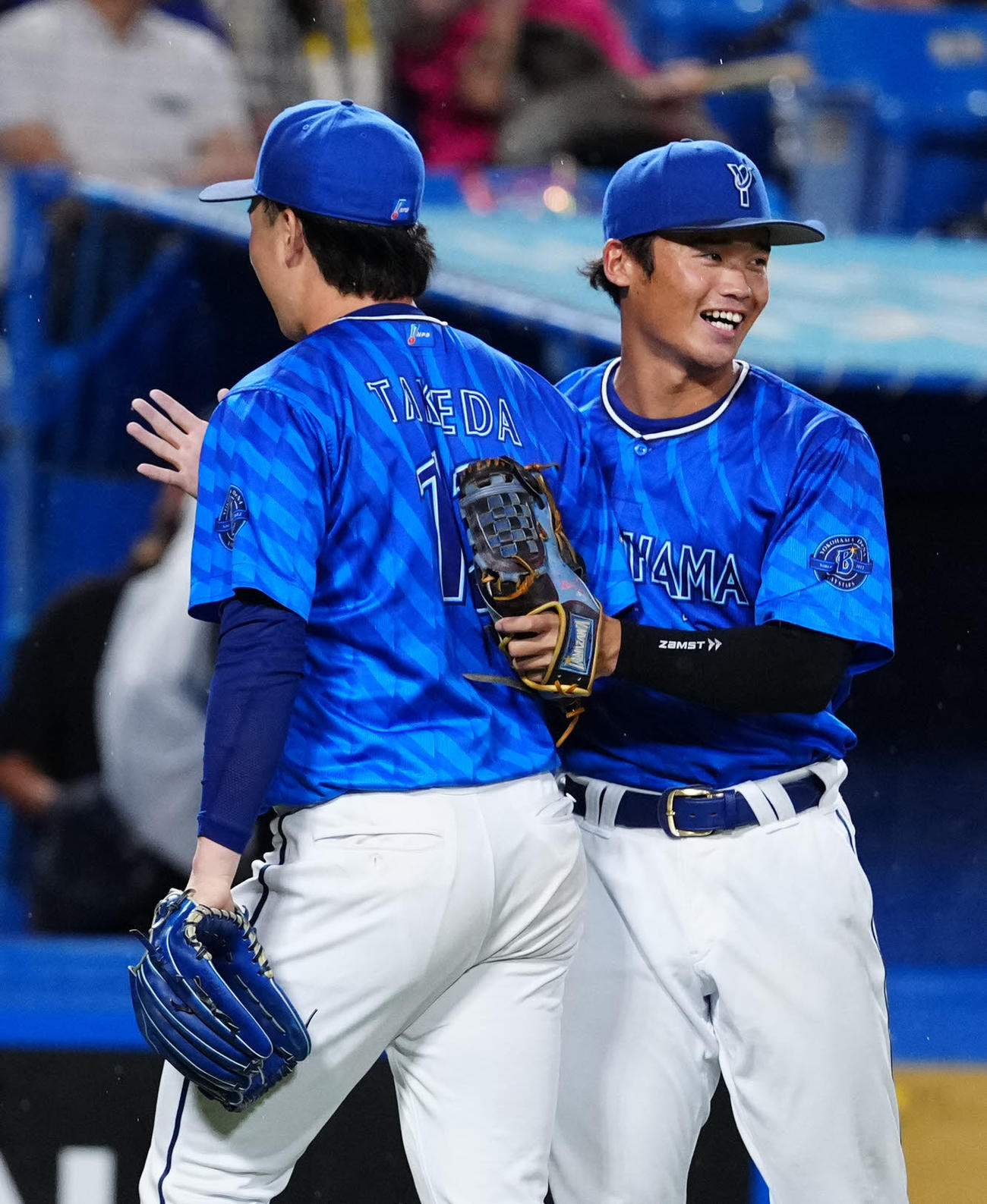 ヤクルト対DeNA 5回裏終了後、DeNA先発竹田（左）を迎える三塁手加藤（撮影・江口和貴）