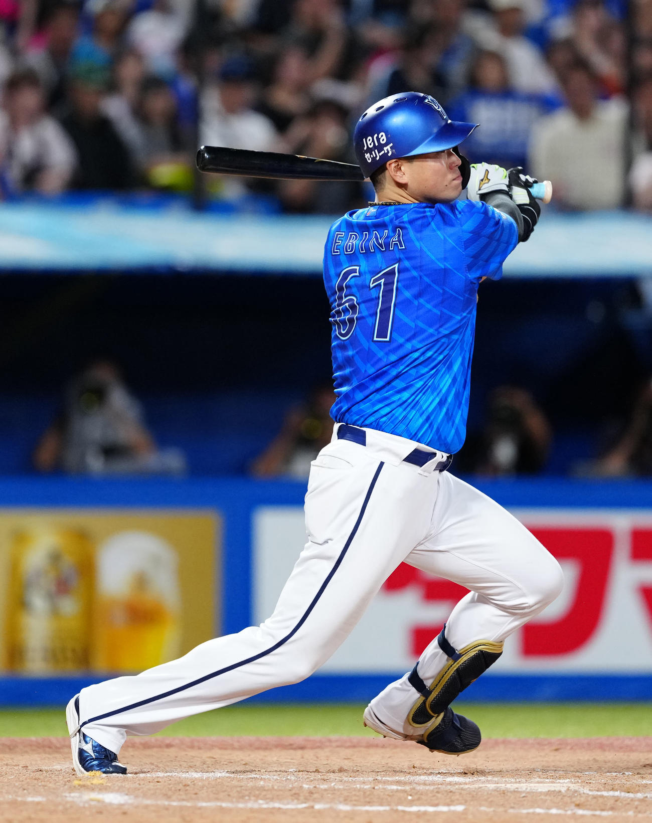 ヤクルト対DeNA 8回表DeNA1死、二塁打を放つ蝦名（撮影・江口和貴）