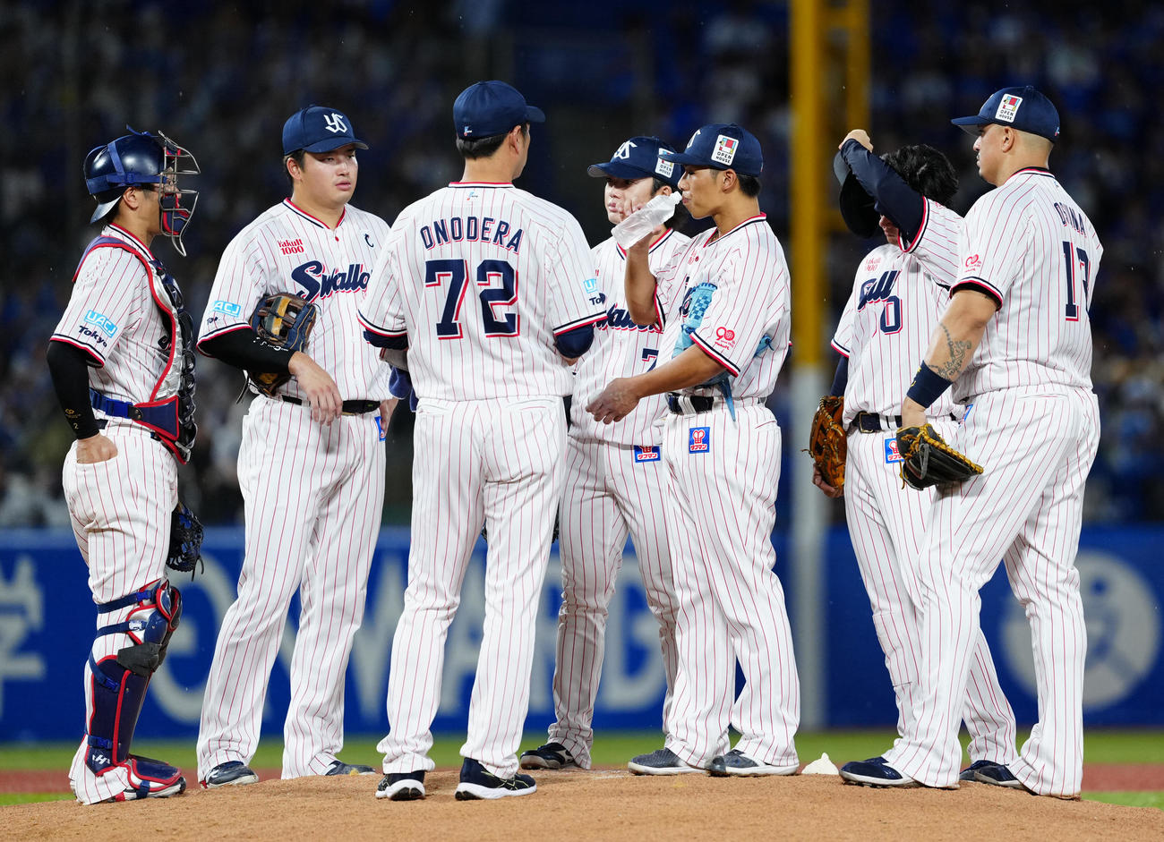 ヤクルト対DeNA 5回表、マウンドで激励されるヤクルト先発の山野（左から5人目）（撮影・江口和貴）
