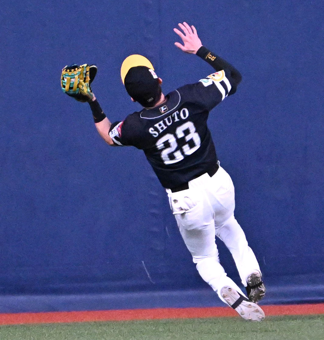 オリックス対ソフトバンク　8回裏オリックス2死二塁　杉本の中飛を好捕する周東（撮影・石井愛子）
