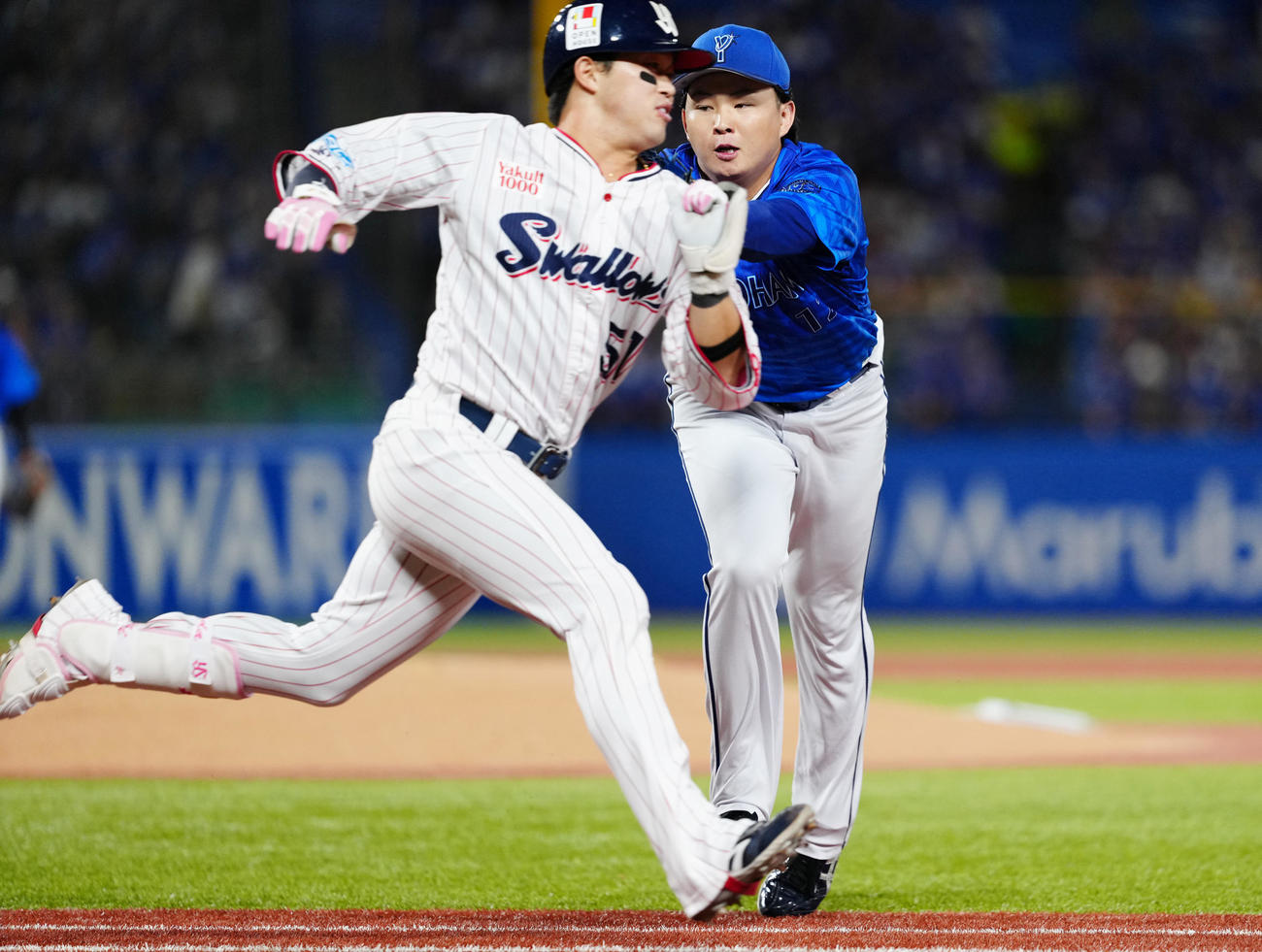 ヤクルト対DeNA 1回裏ヤクルト無死、浜田（左）にタッチし投ゴロとする竹田（撮影・江口和貴）